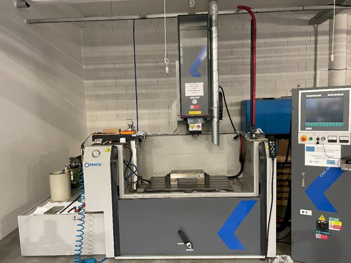 Vue de face de la machine PENTA 650G CNC