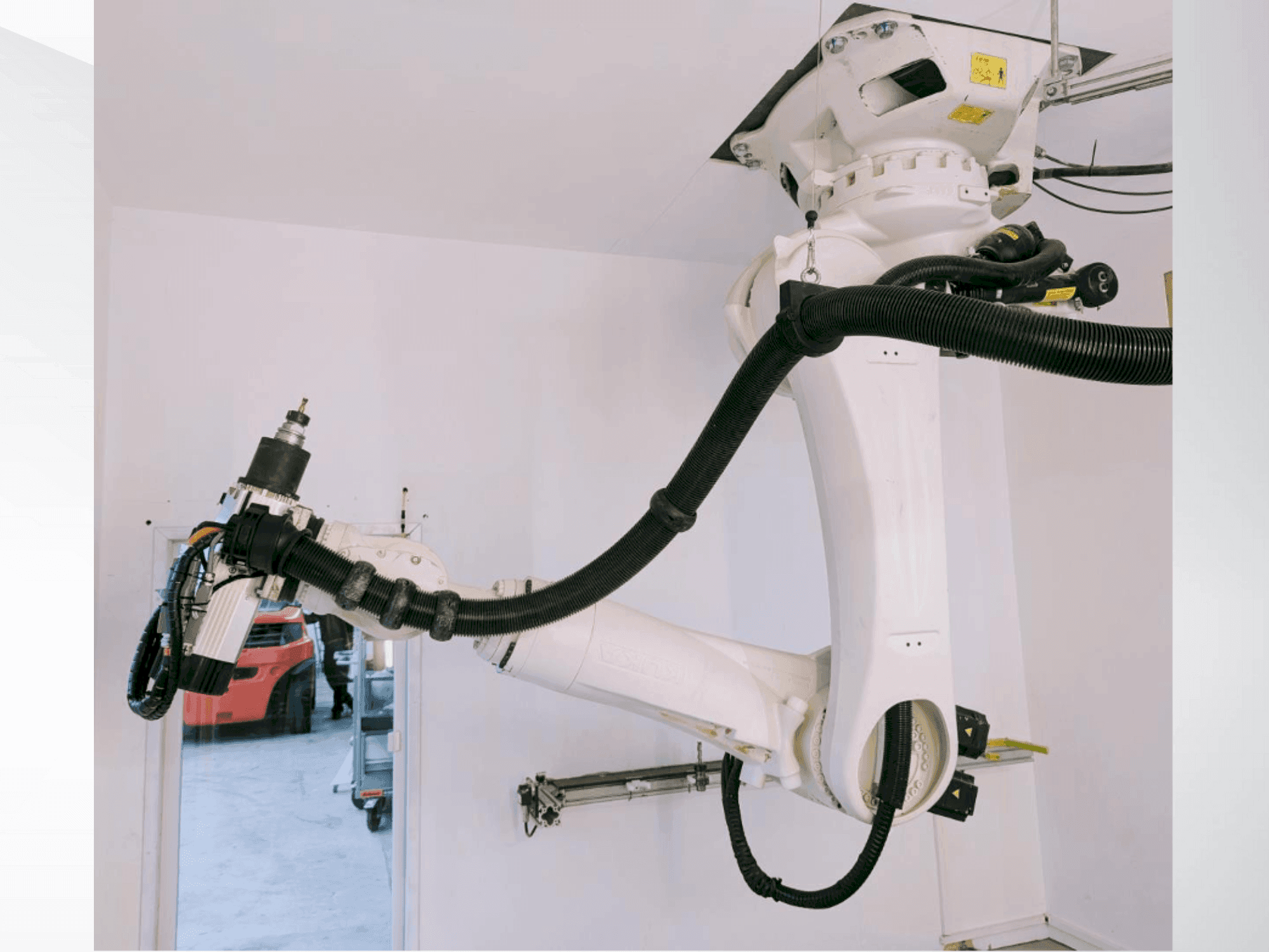 Vue de face de la machine KUKA KR 270 R2700 C ultra + Absolute measurement