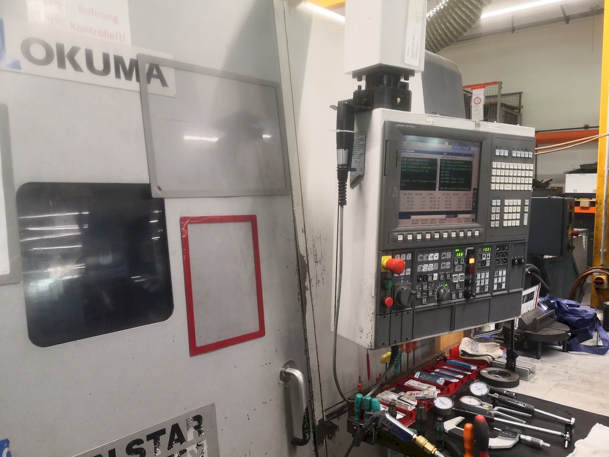 Vue de face de la machine Okuma LT 300 MY