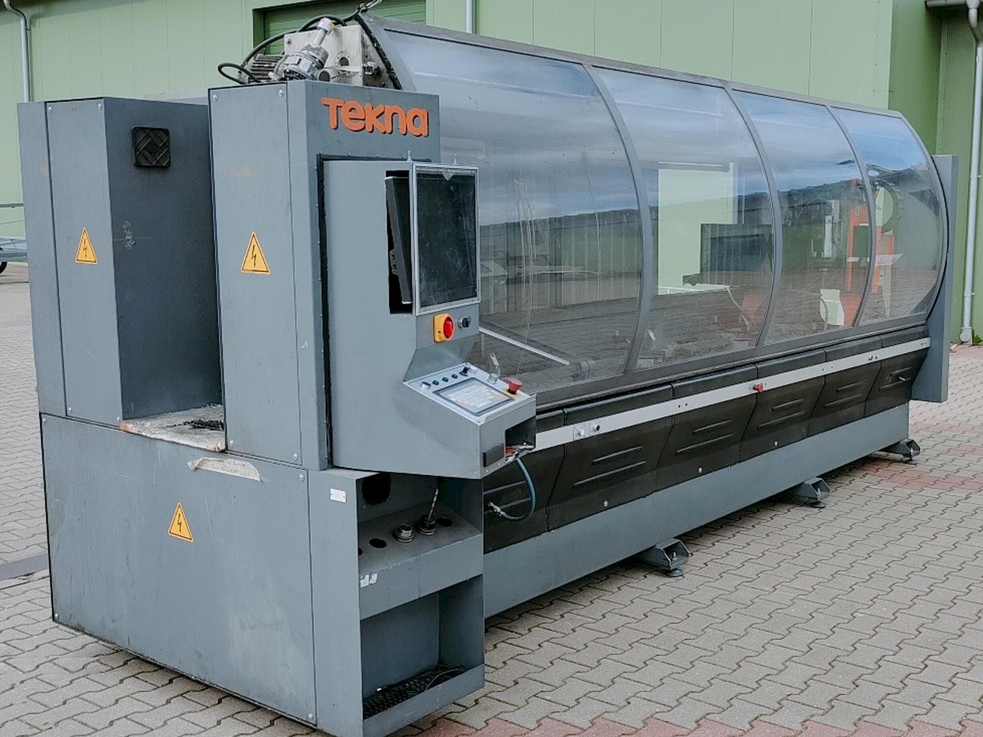 Vue de face de la machine Tekna TK427-3