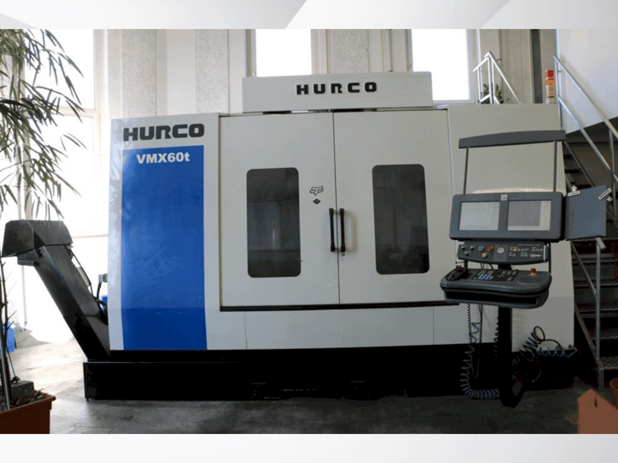 Vue de face de la machine Hurco VMX60/40T