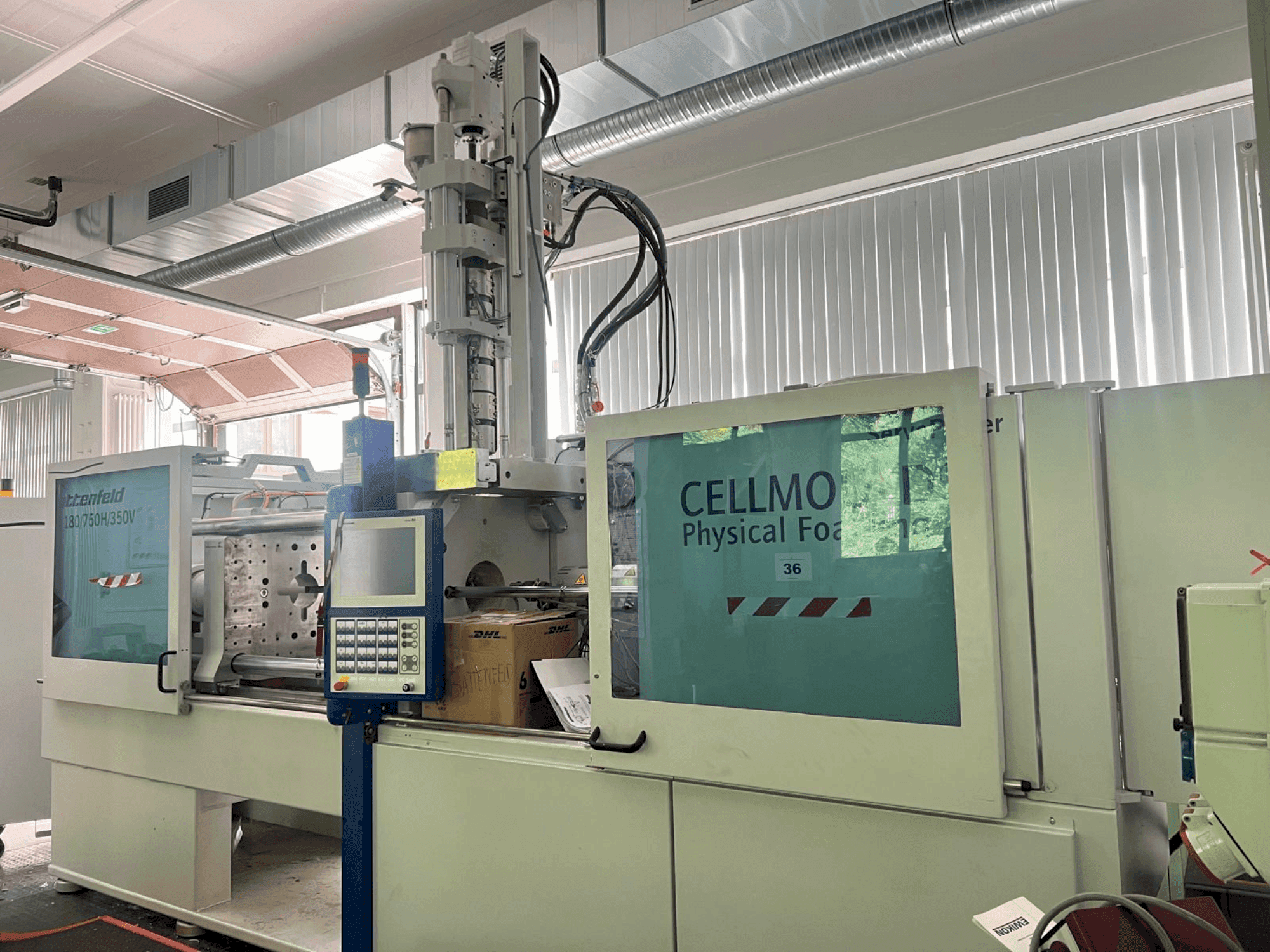 Vue de face de la machine WITTMANN Battenfeld HM 180/750H/350V