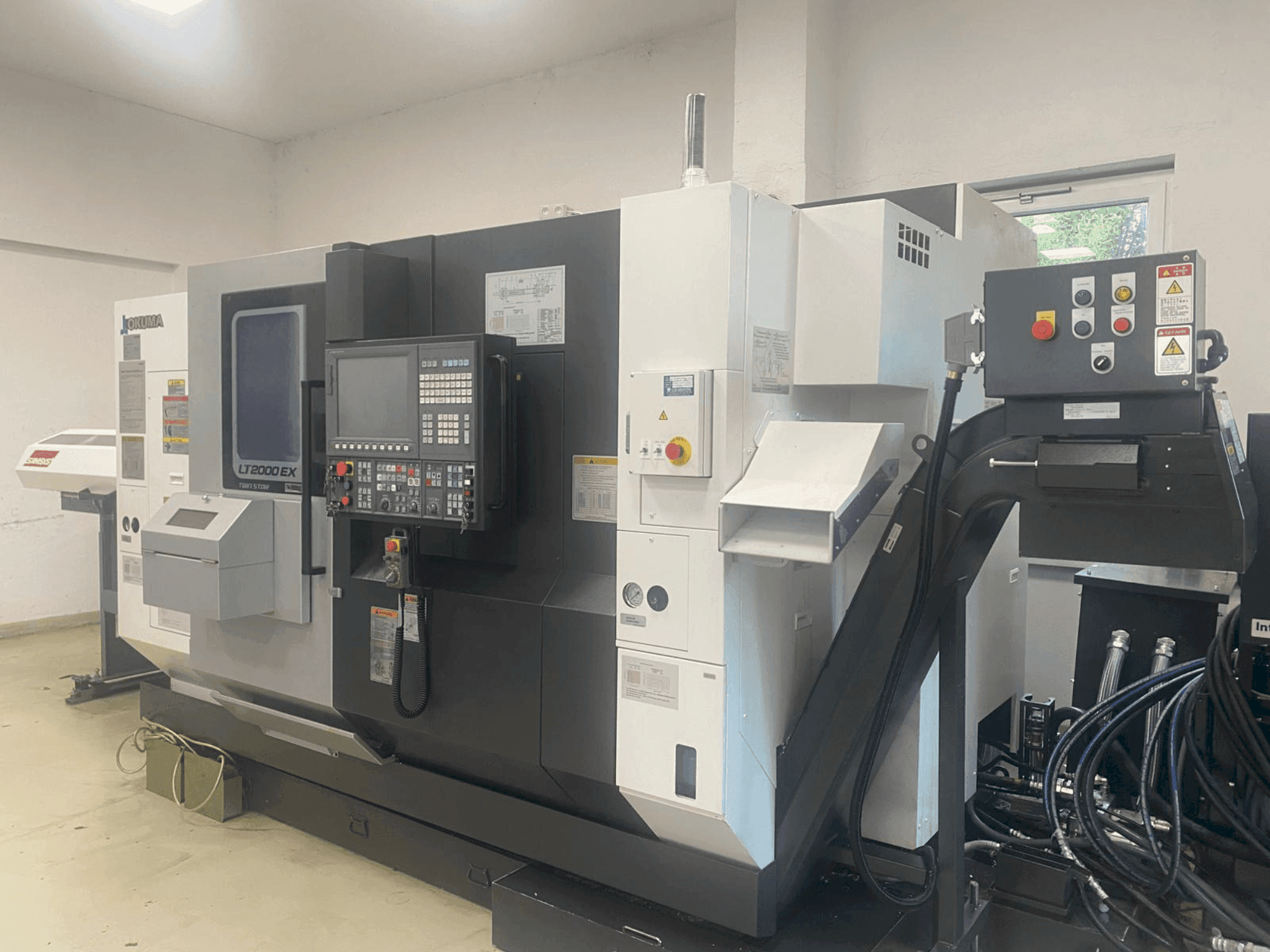 Vue de face de la machine Okuma LT2000-2T1MY