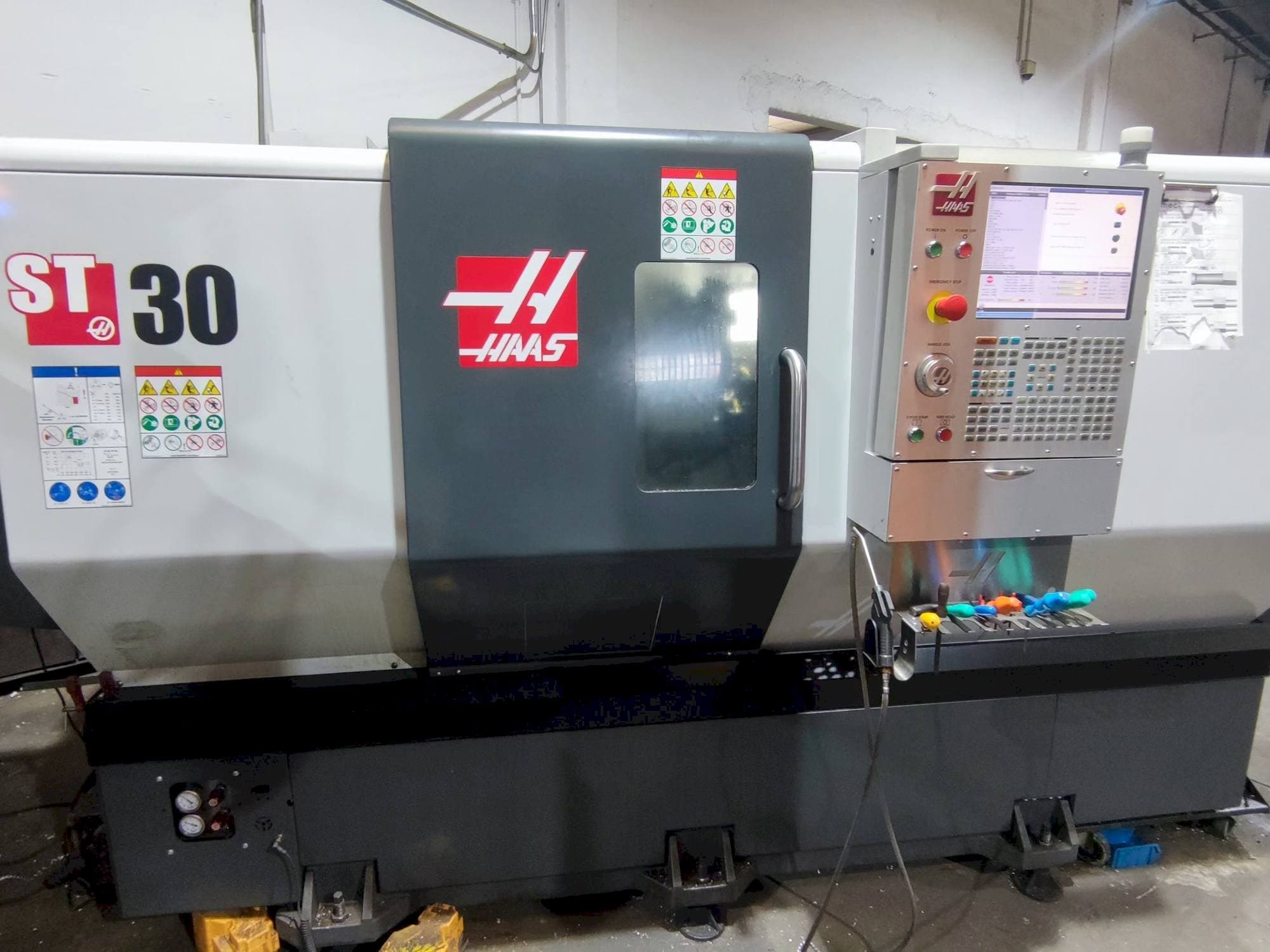 Vue de face de la machine HAAS ST-30