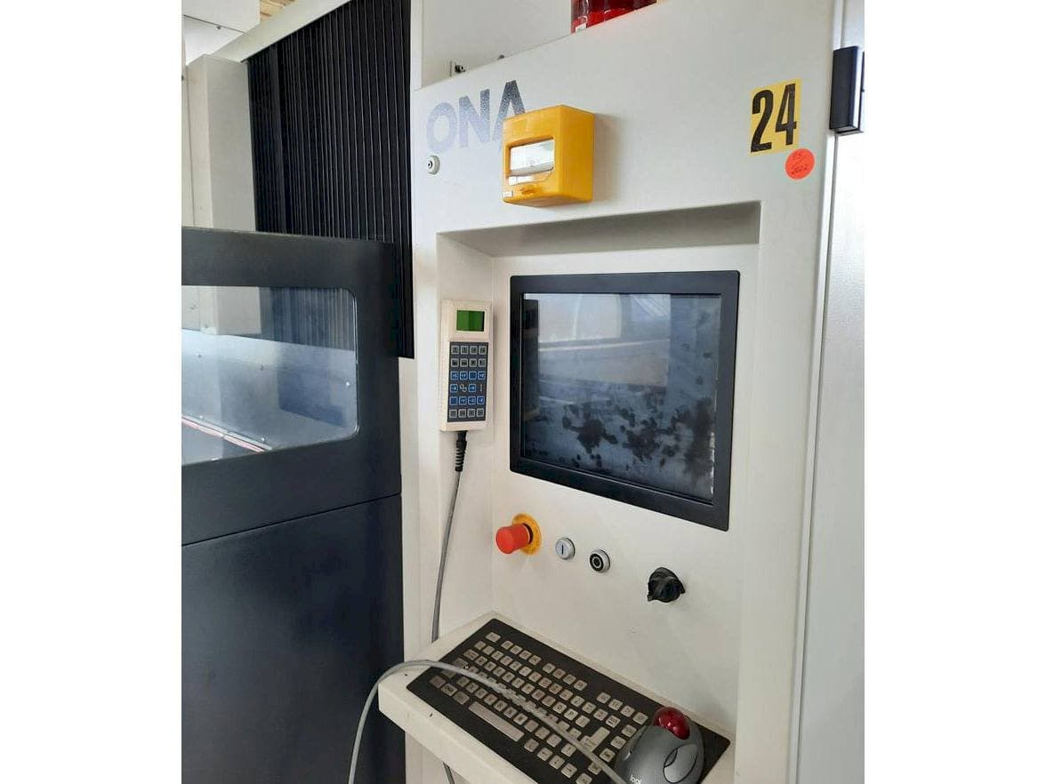 Vue de face de la machine ONA NX4F