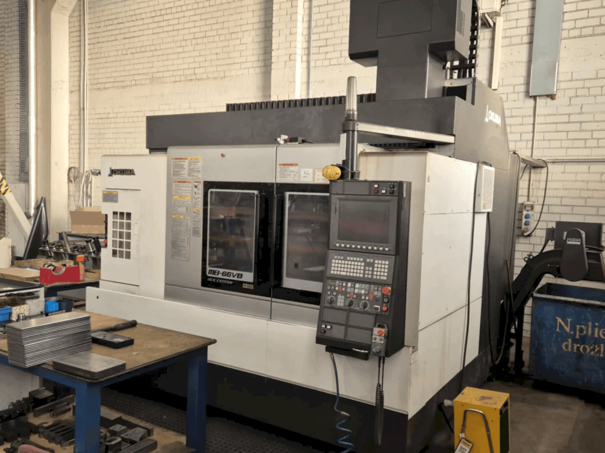 Vue de face de la machine Okuma MB-66VB