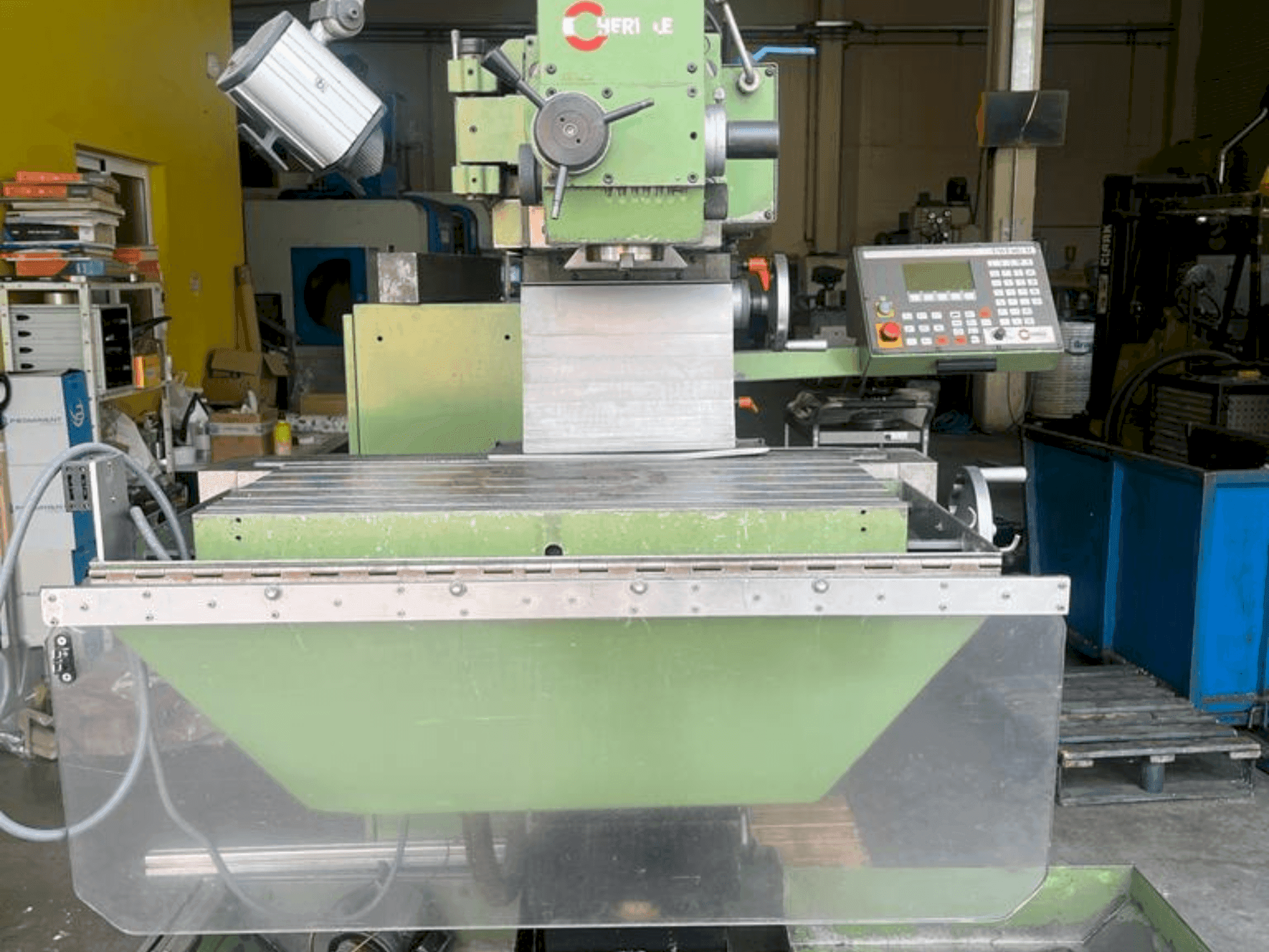Vue de face de la machine HERMLE UWF 802M
