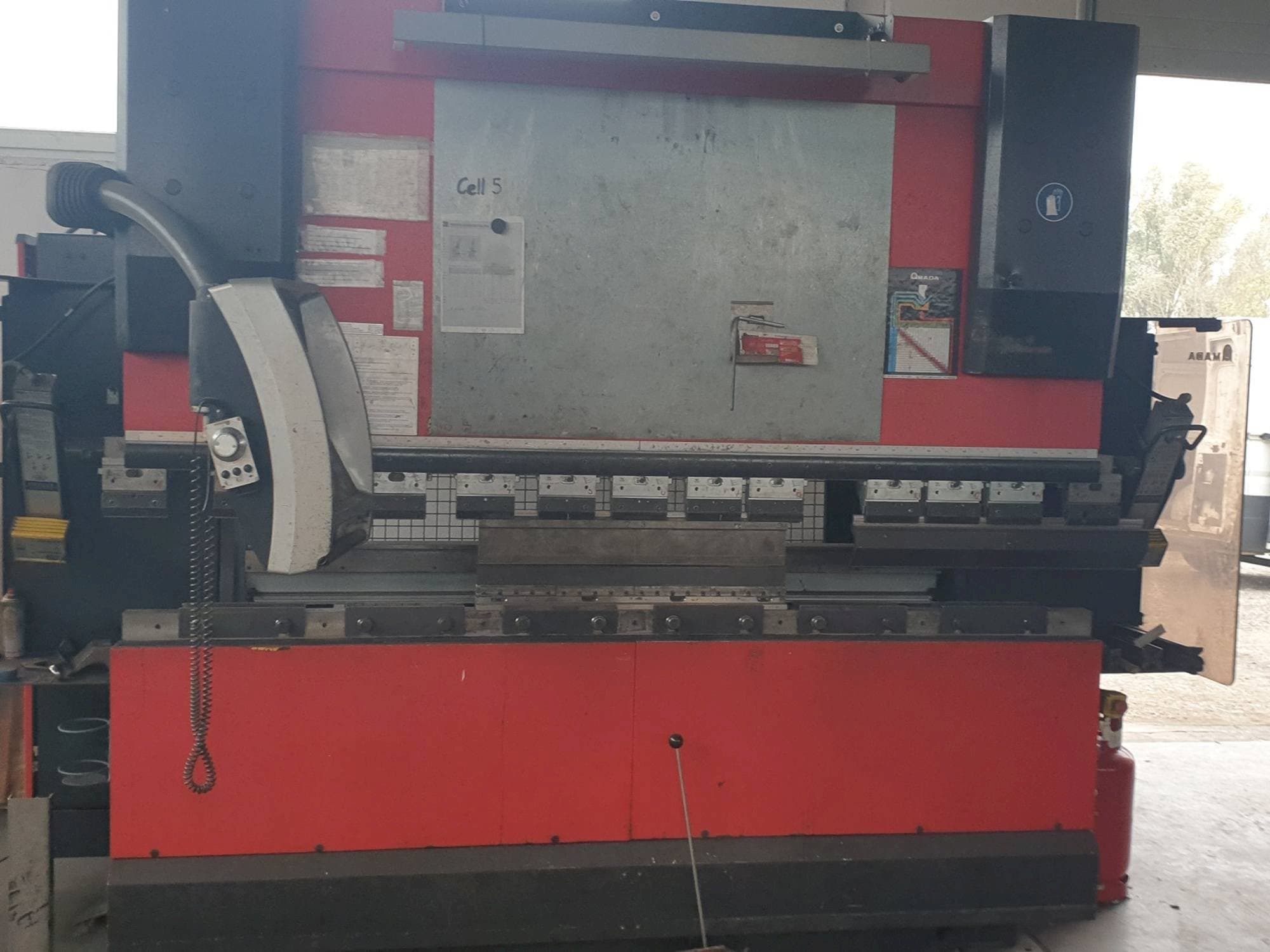 Vue de face de la machine AMADA HFE 8025/7