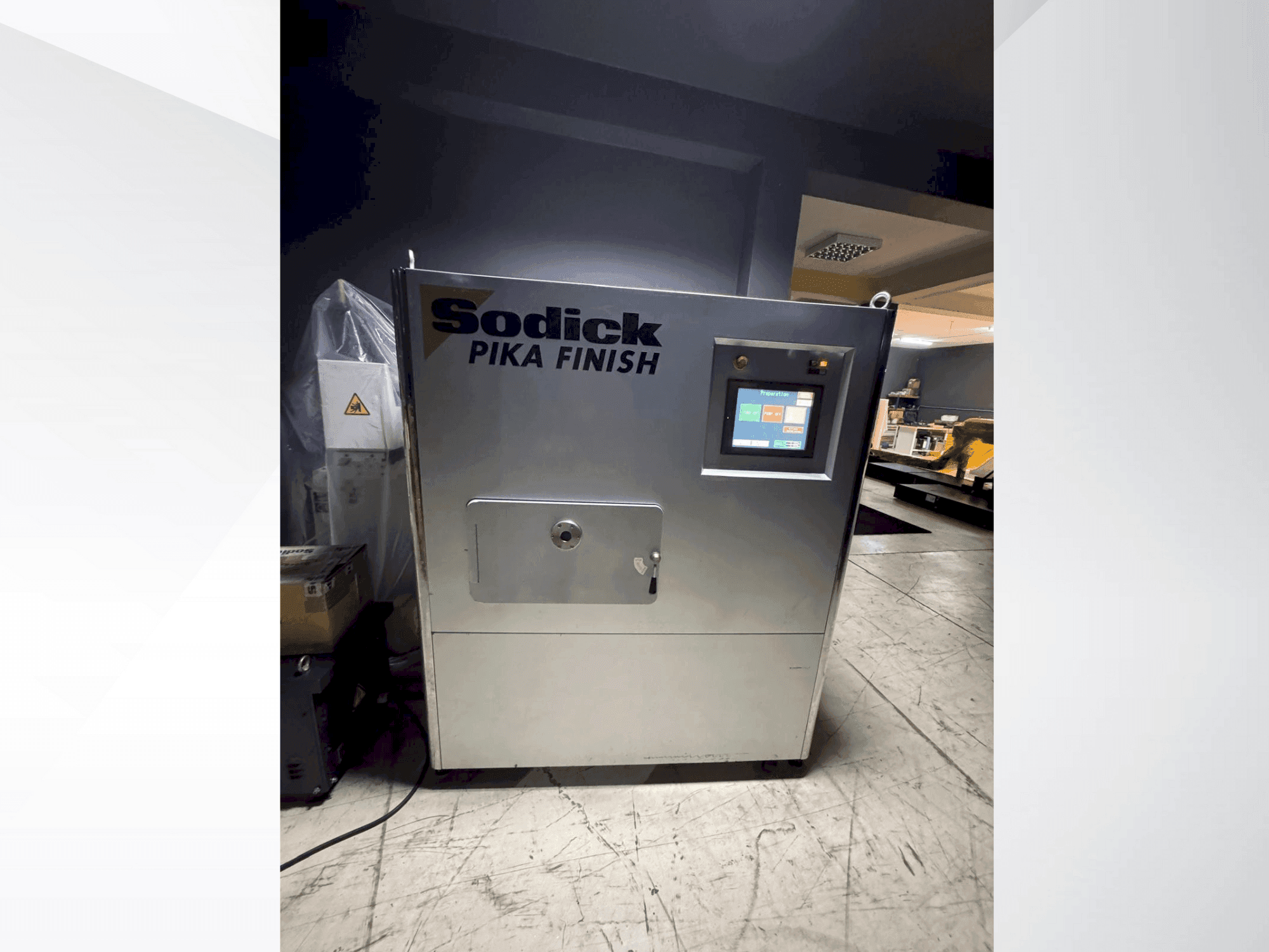 Vue de face de la machine Sodick Picka PF-32A