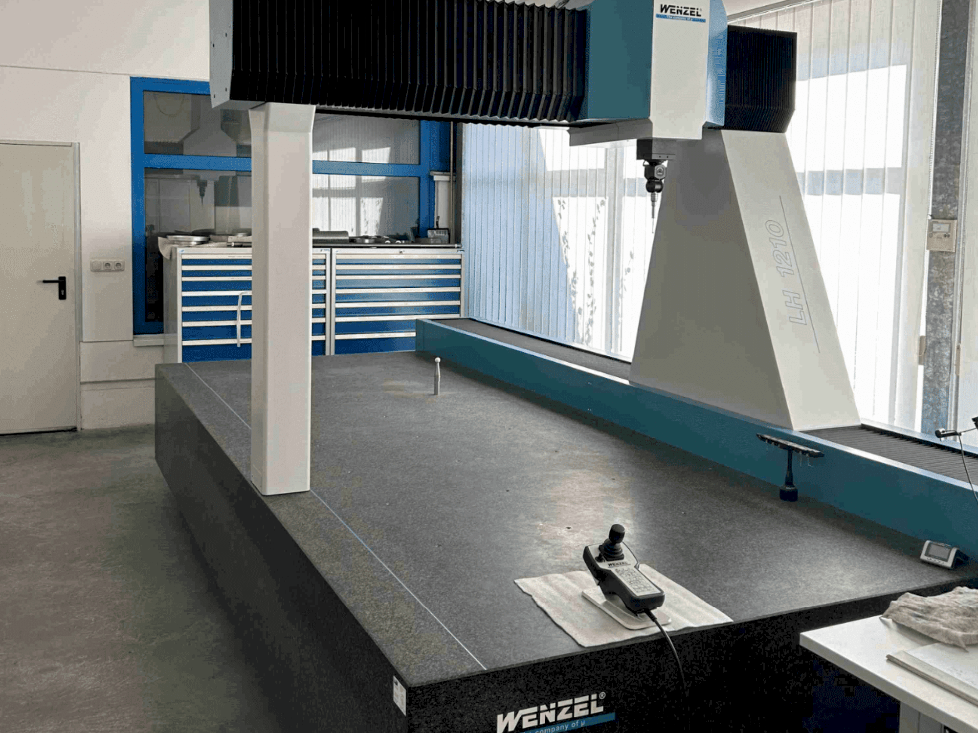 Vue de face de la machine Wenzel LH 1210