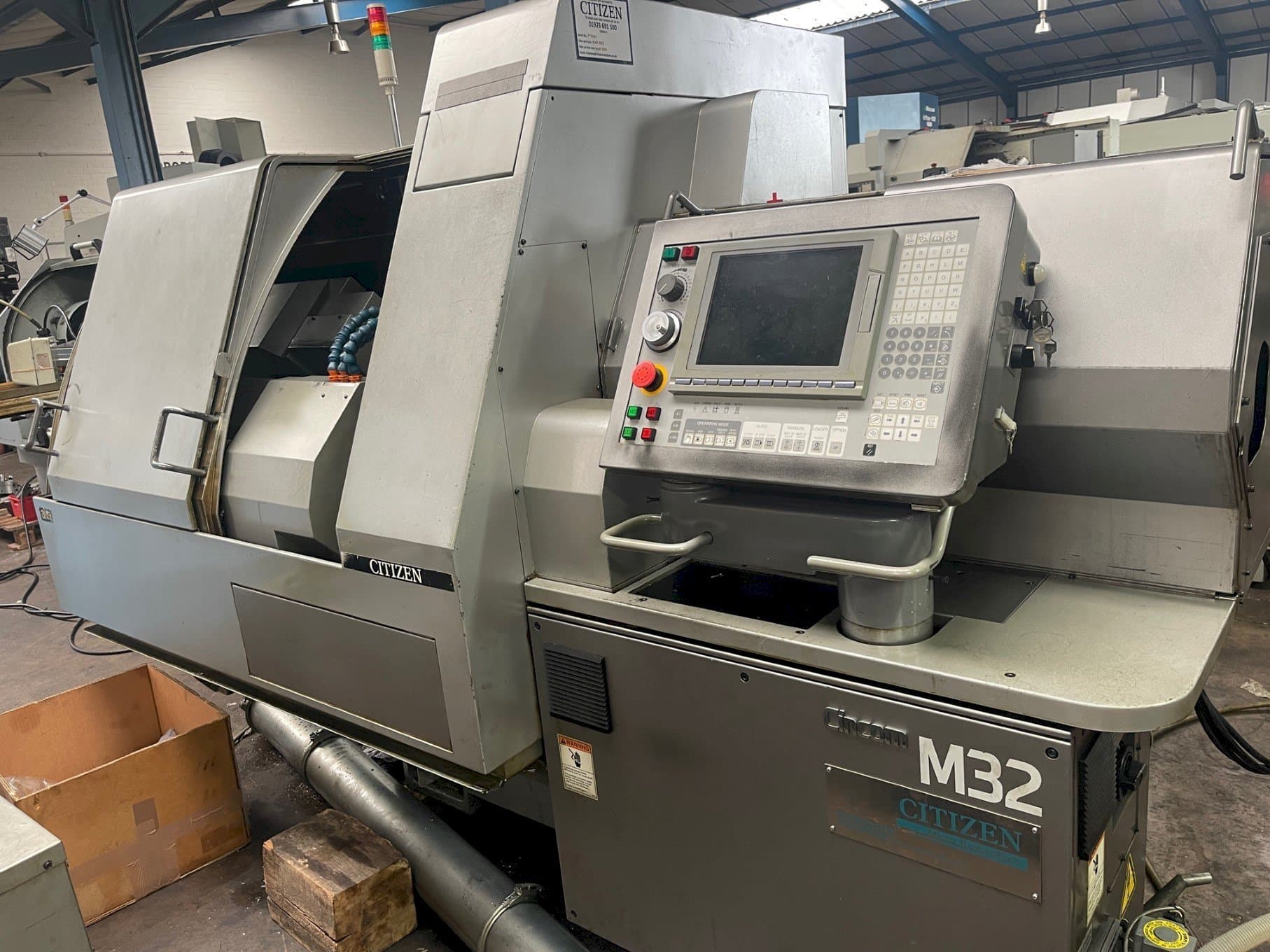 Vue de face de la machine Citizen M-32V