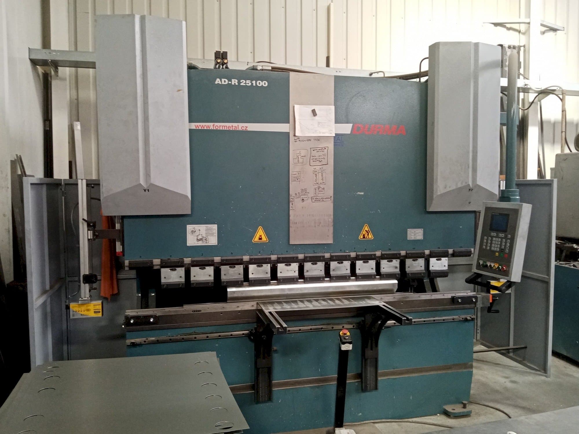 Vue de face de la machine Durma AD-R 25100