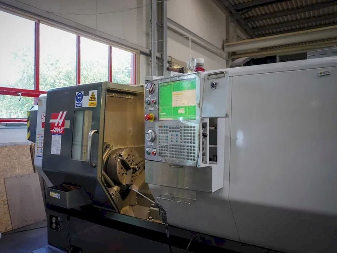 Vue de face de la machine HAAS ST-30