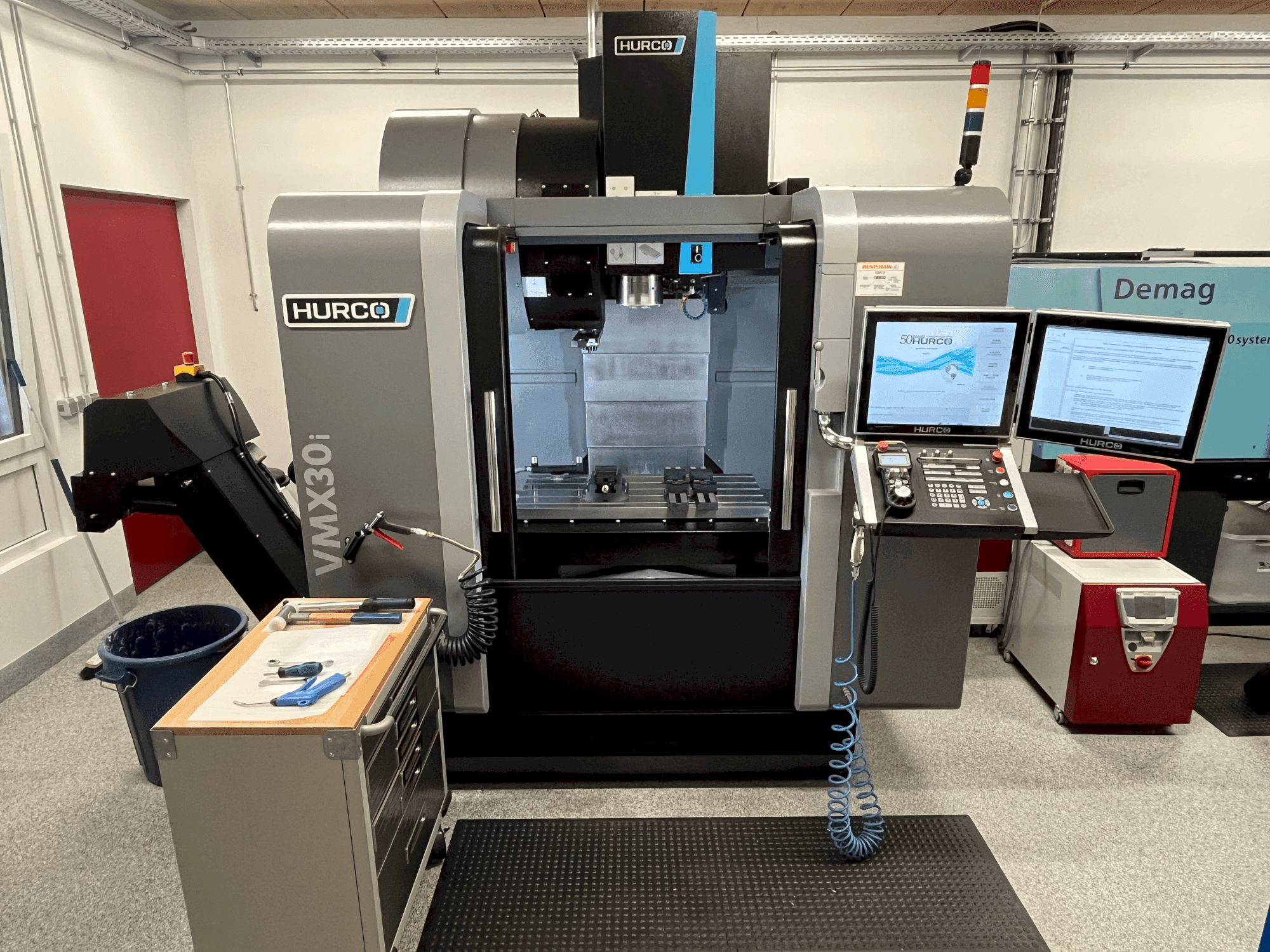 Vue de face de la machine Hurco VMX30i