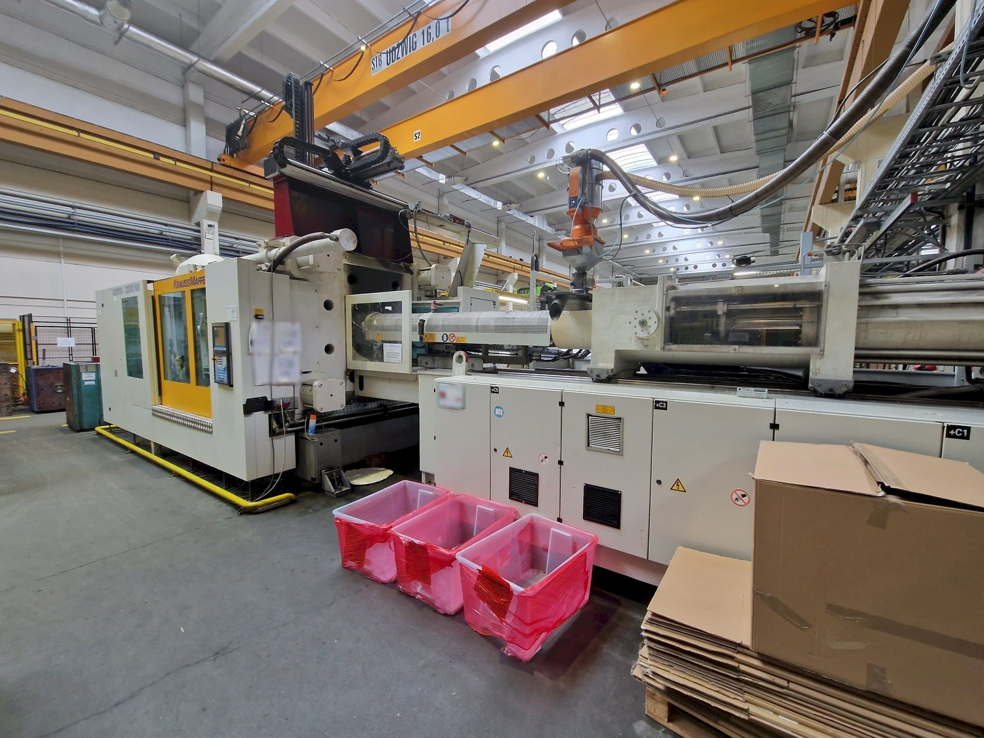 Vue de face de la machine Krauss Maffei 1100-12000 MX