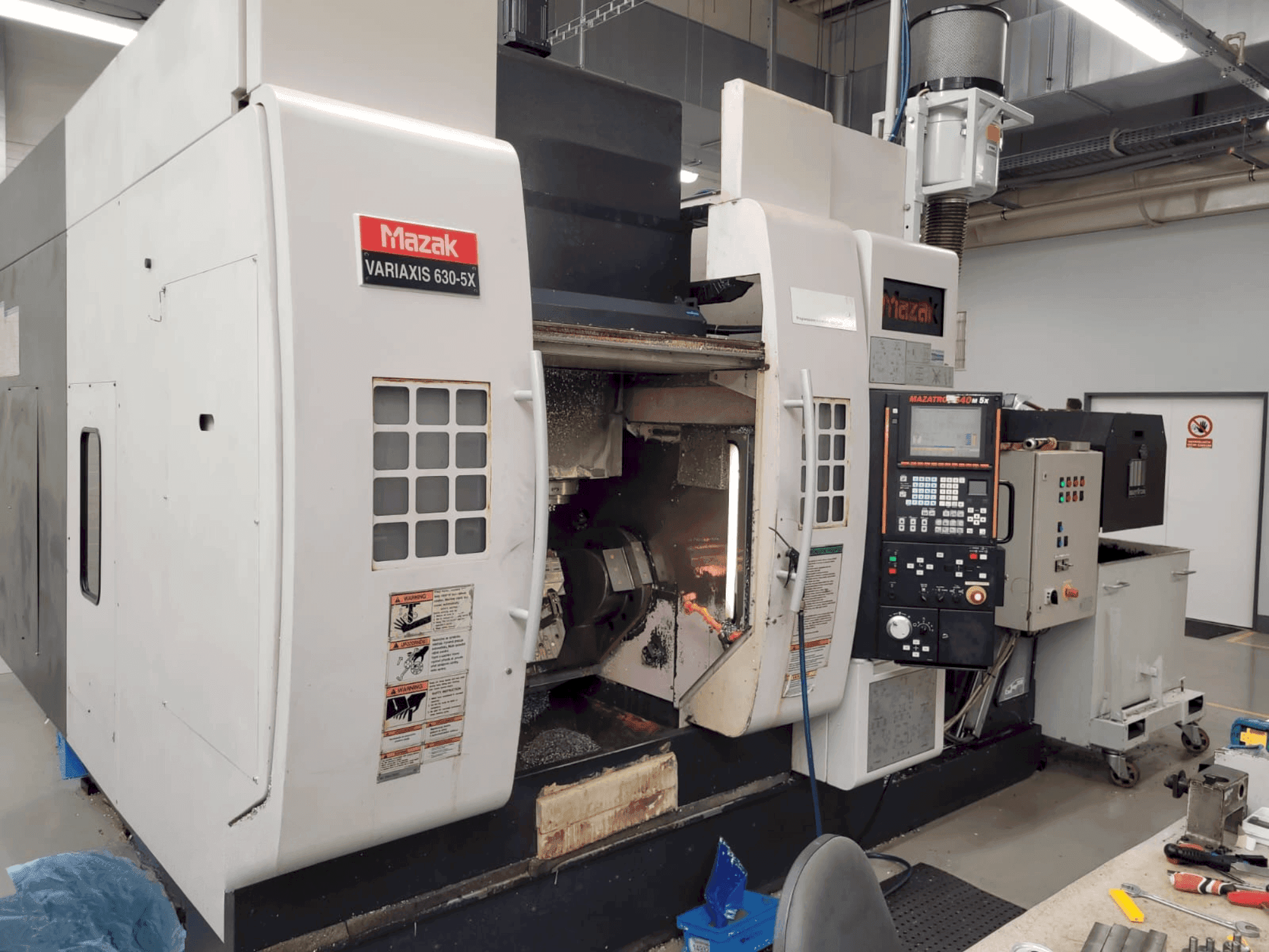 Vue de face de la machine Mazak Variaxis 630-5X
