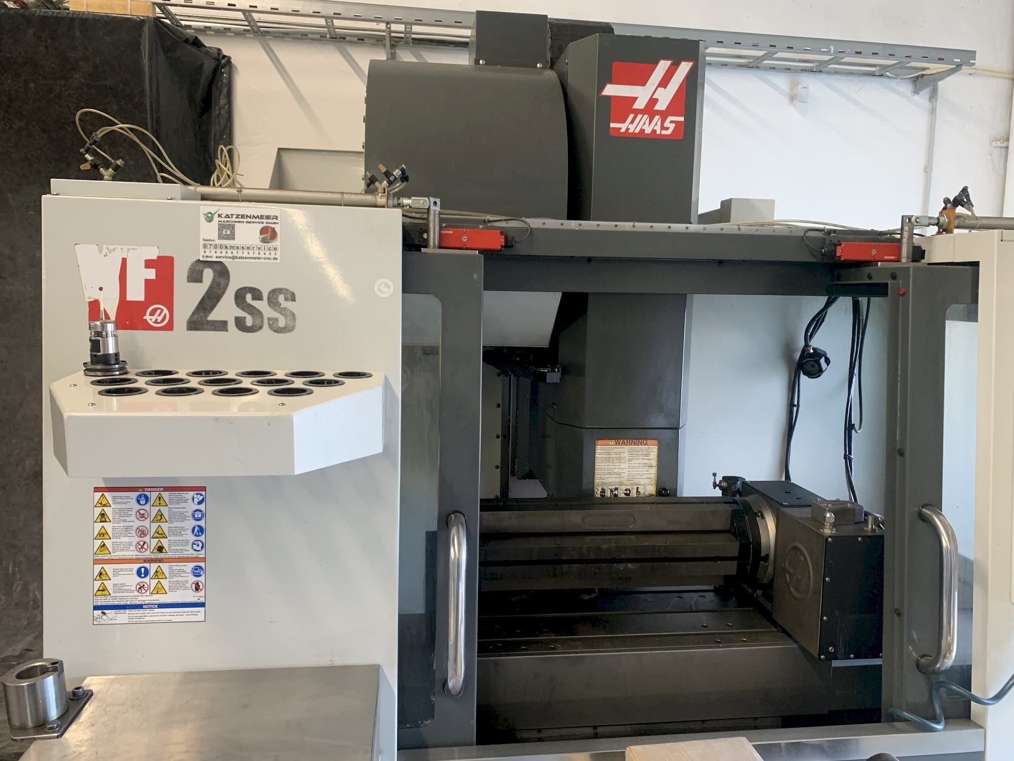 Vue de face de la machine HAAS VF-2SS