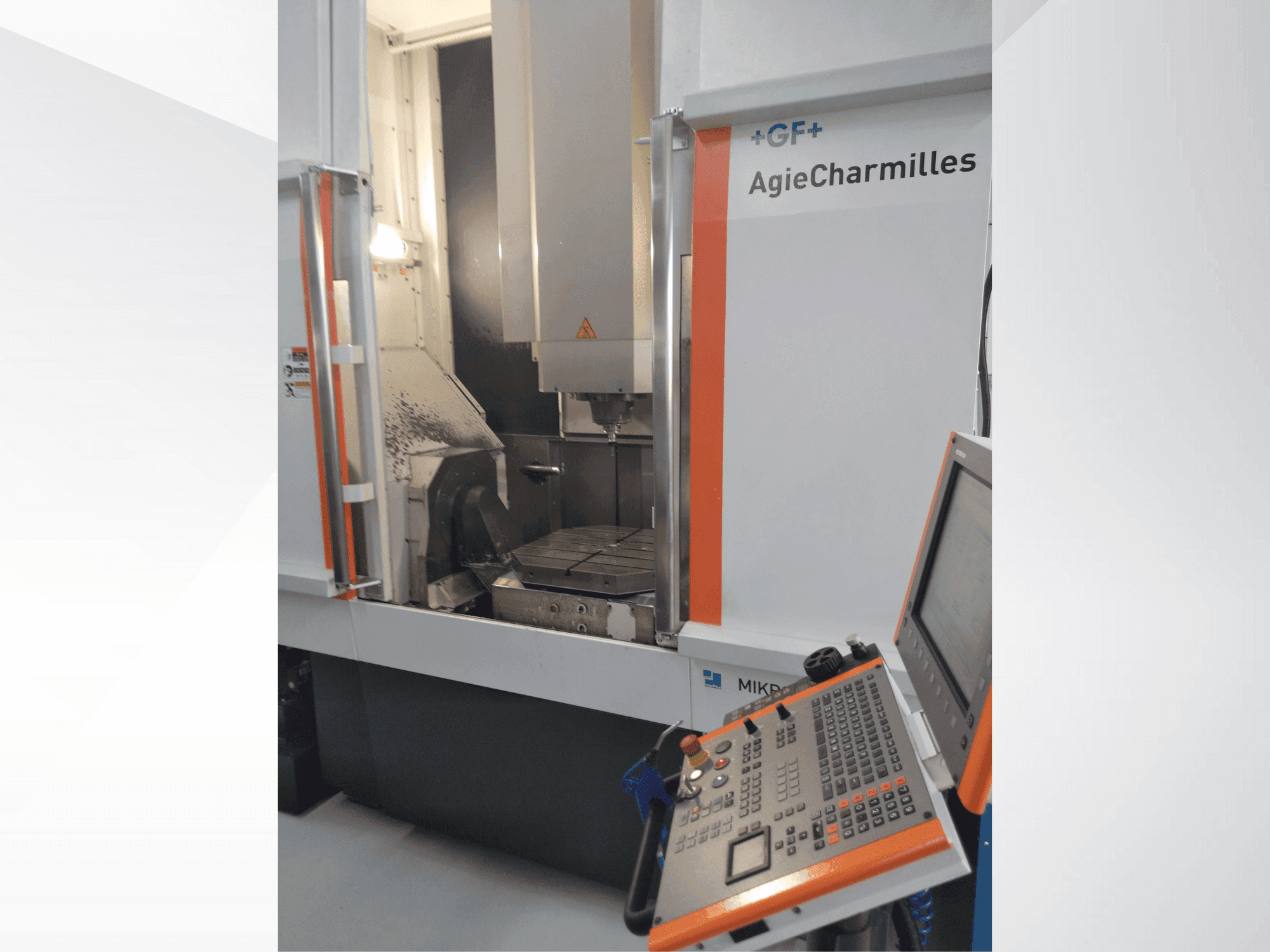 Vue de face de la machine MIKRON UCP 800 Duro