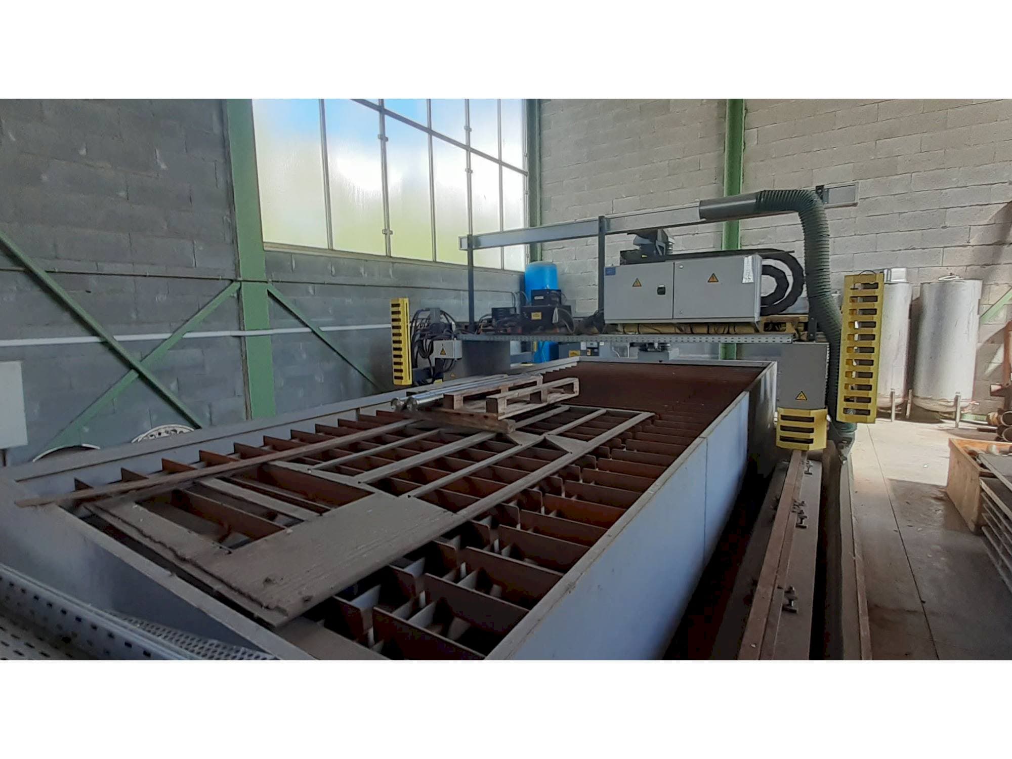 Vue latérale gauche de la machine ESAB Suprarex SXE-HD 3500