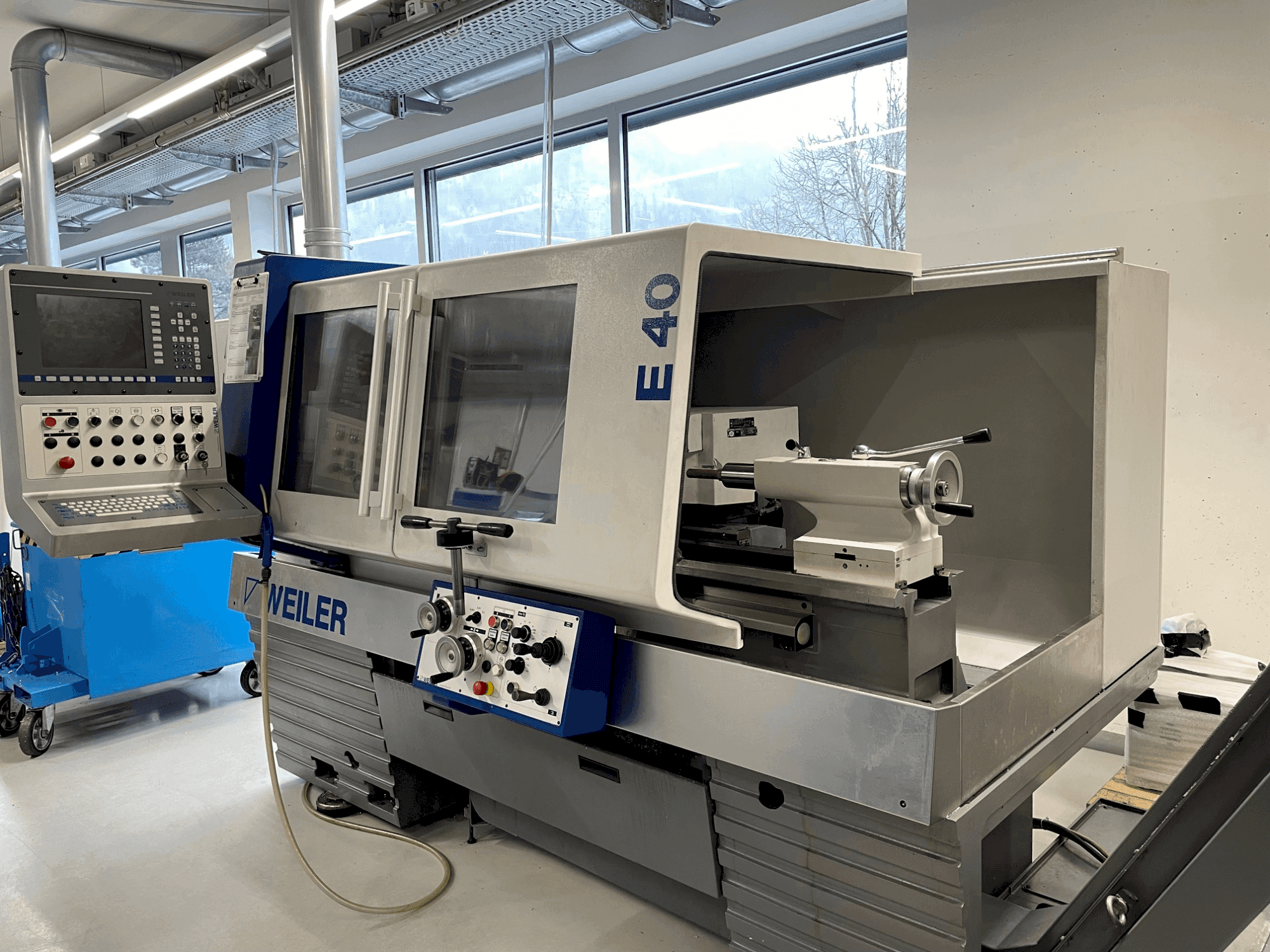 Vue de face de la machine Weiler E 40 x 1000