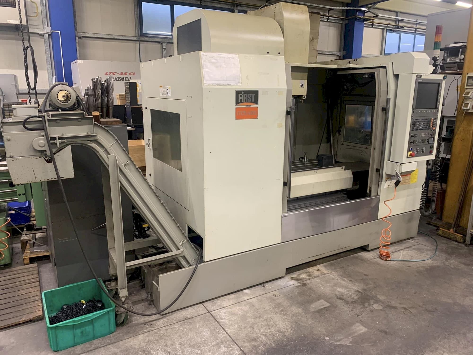 Vue de face de la machine FIRST MCV 1000