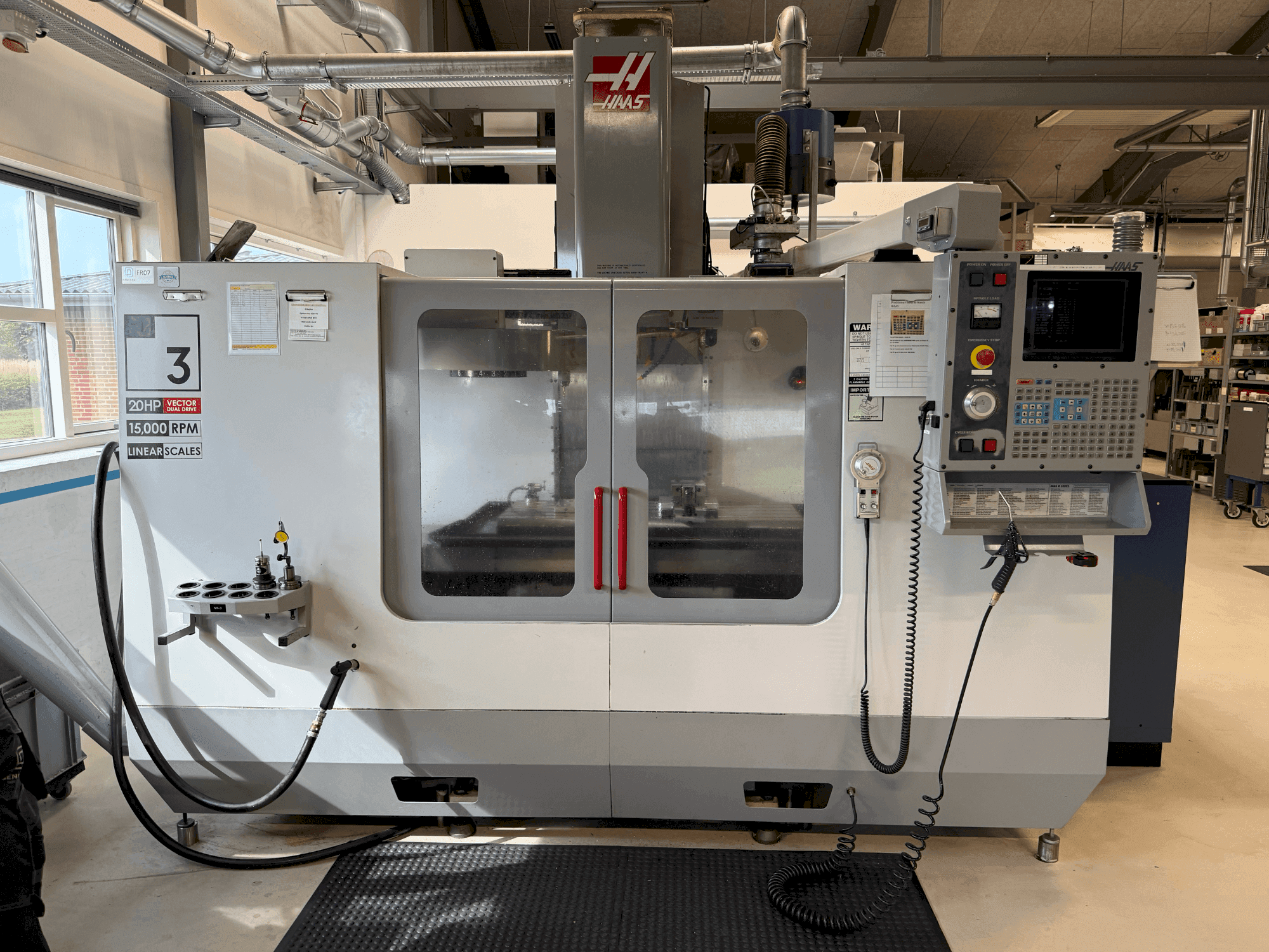 Vue de face de la machine HAAS VF-3DHE