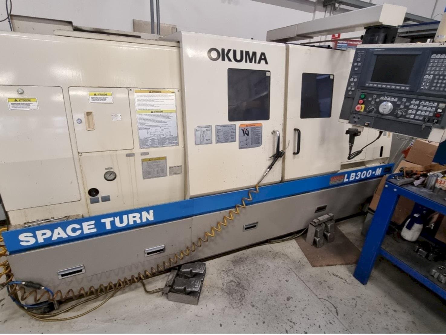 Vue de face de la machine Okuma LB 300M