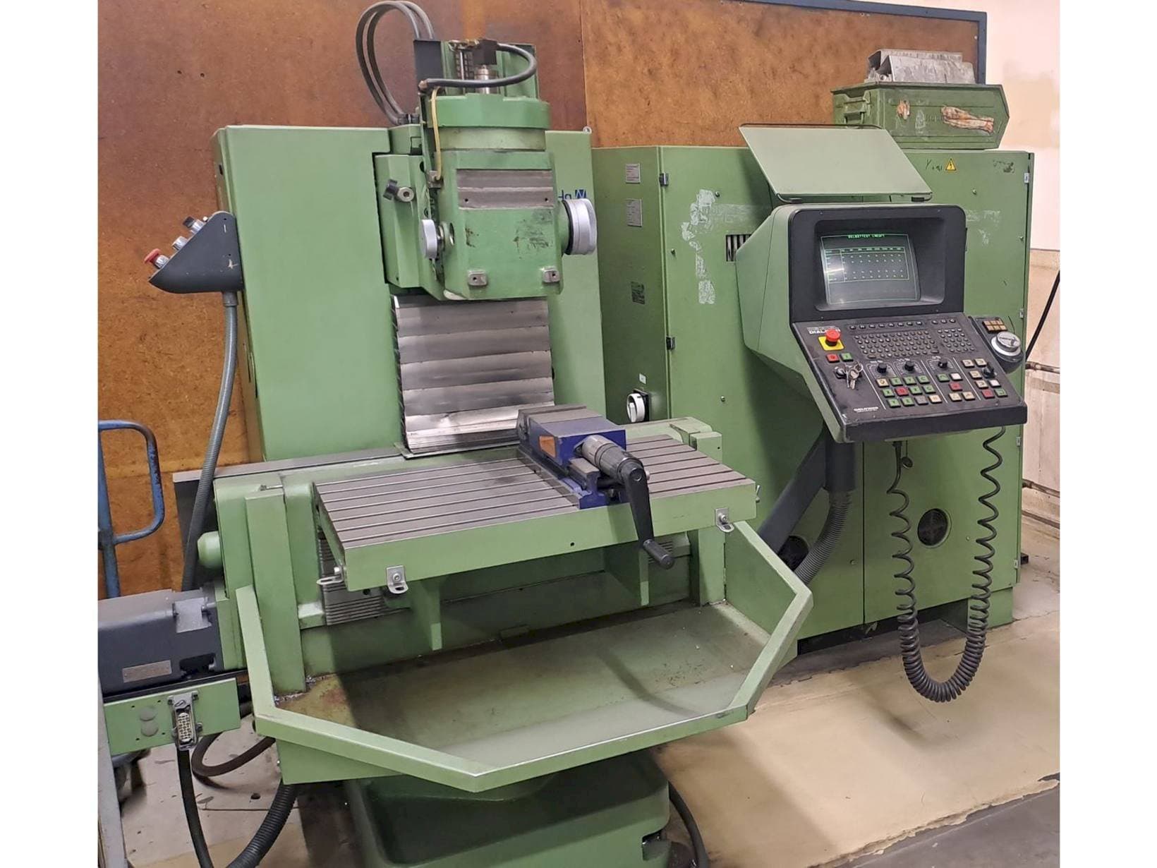 Vue de face de la machine DECKEL FP3NC