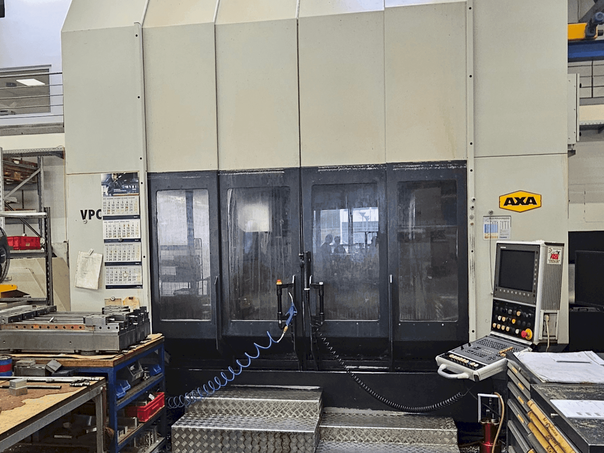 Vue de face de la machine AXA VPC-40-U