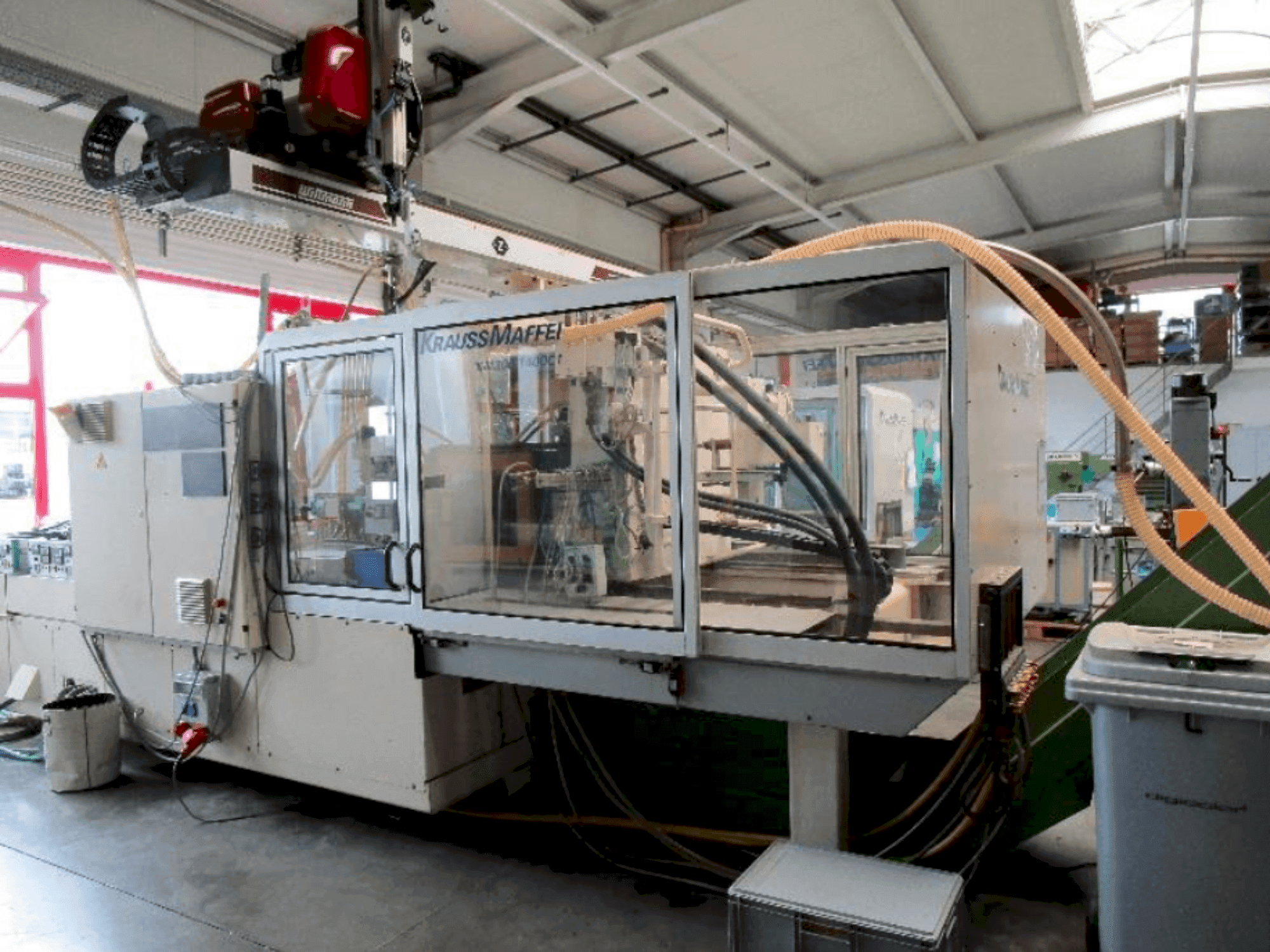 Vue de face de la machine Krauss Maffei 300-1400 C1