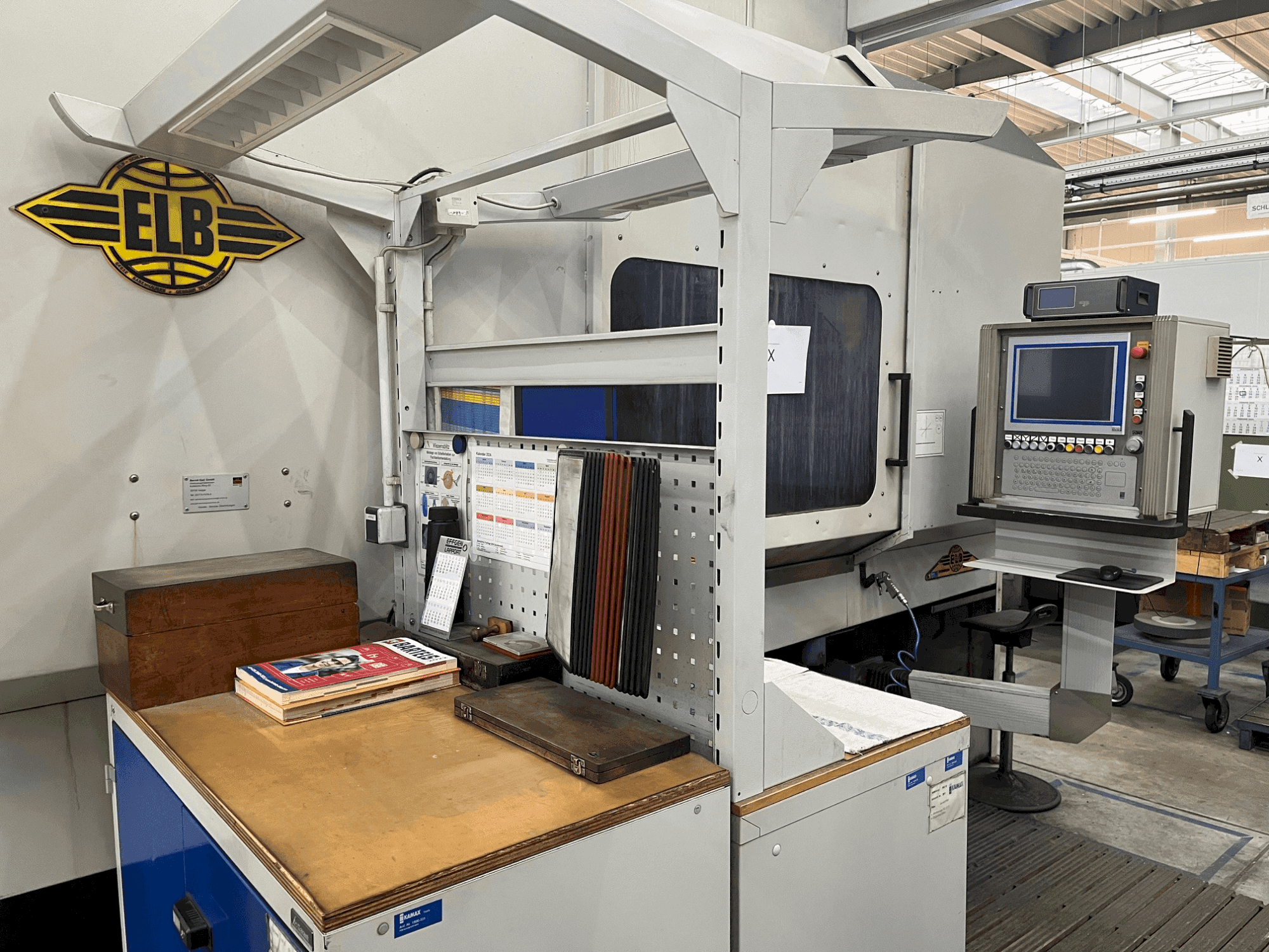 Vue de face de la machine ELB MICROCUT B08