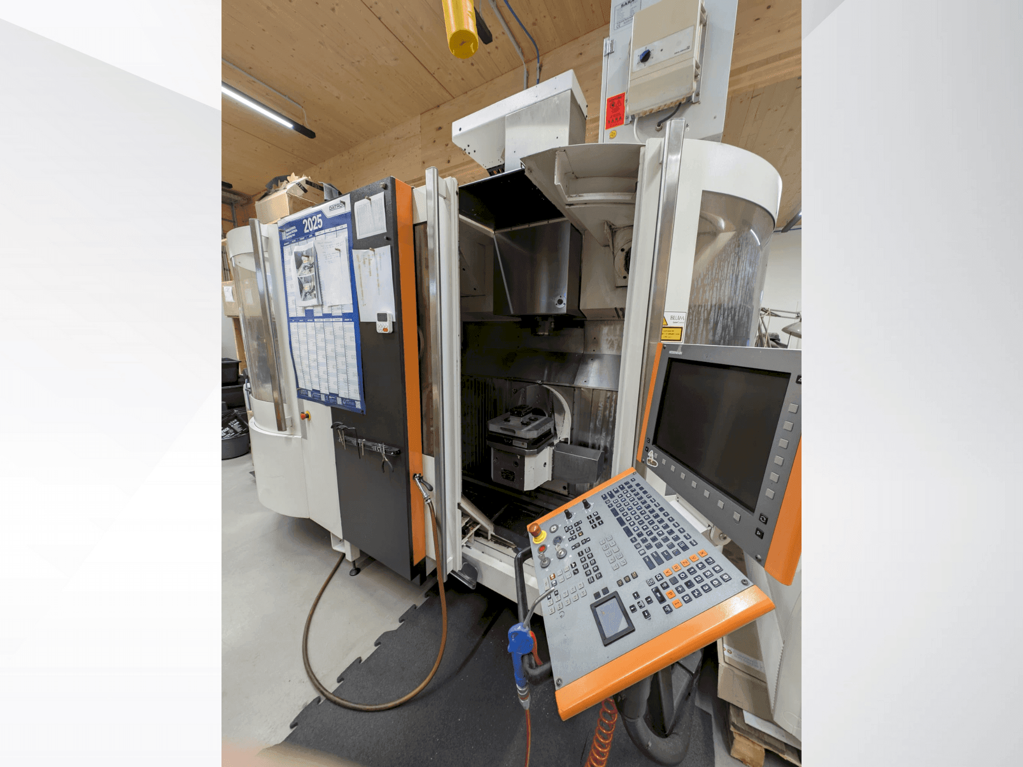 Vue de face de la machine MIKRON UCP 600 Vario