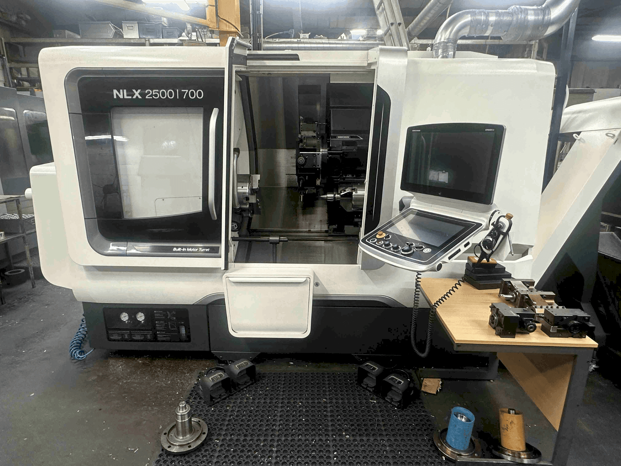 Vue de face de la machine DMG MORI NLX2500SY/700