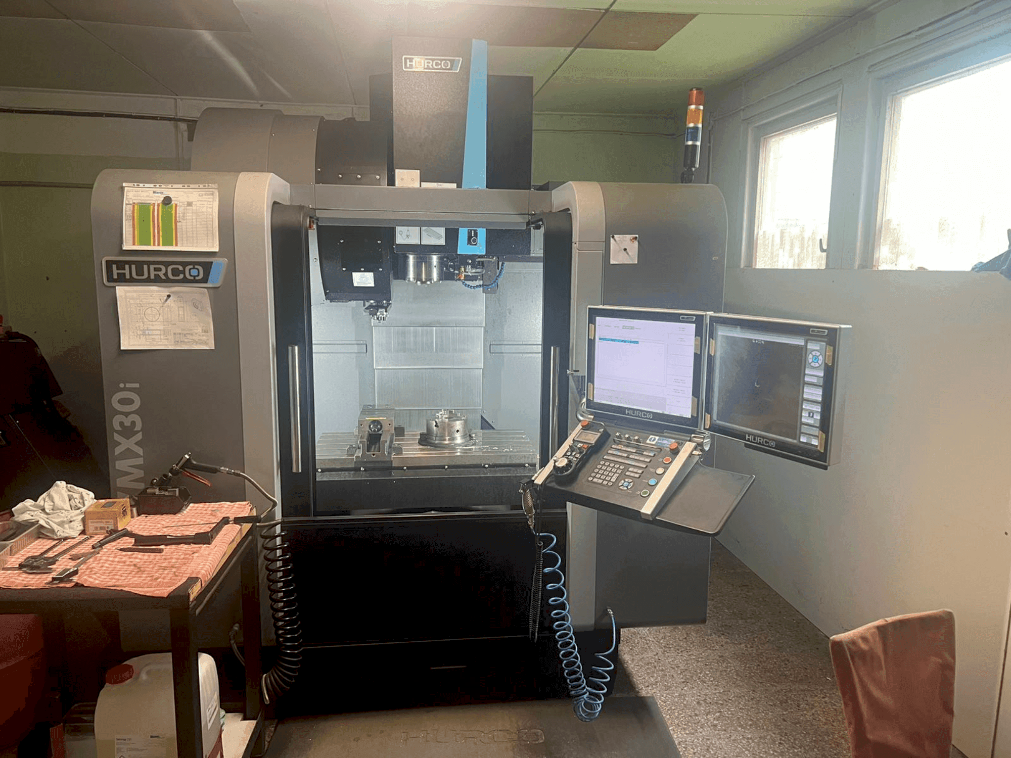 Vue de face de la machine Hurco VMX30i