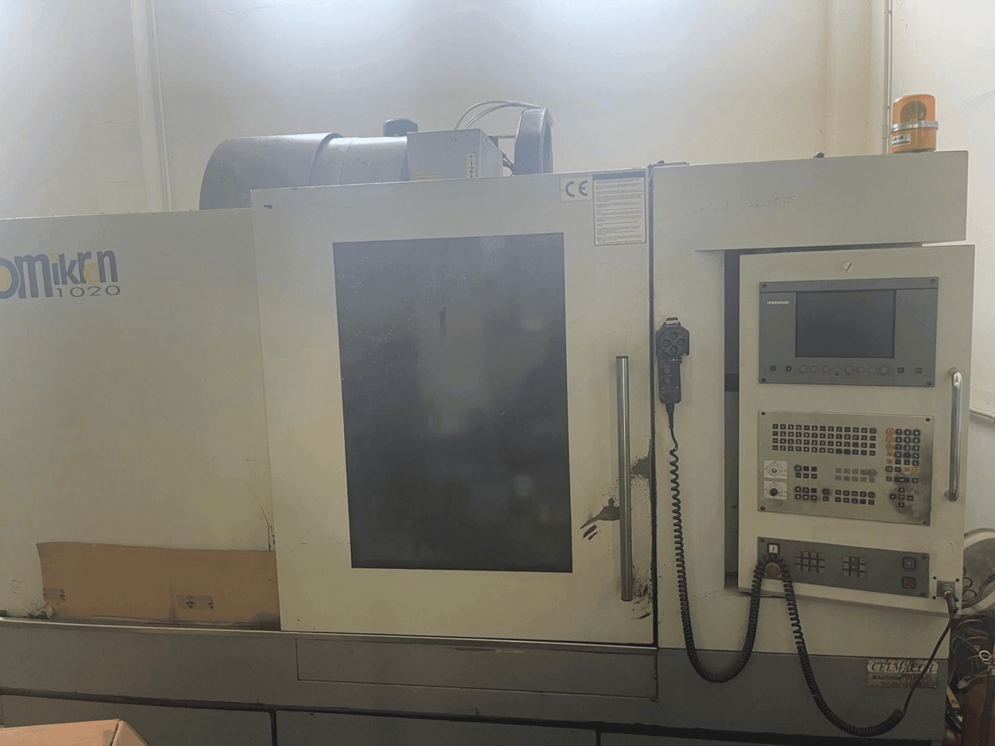 Vue de face de la machine HARTFORD Omikron VMC-1020 A