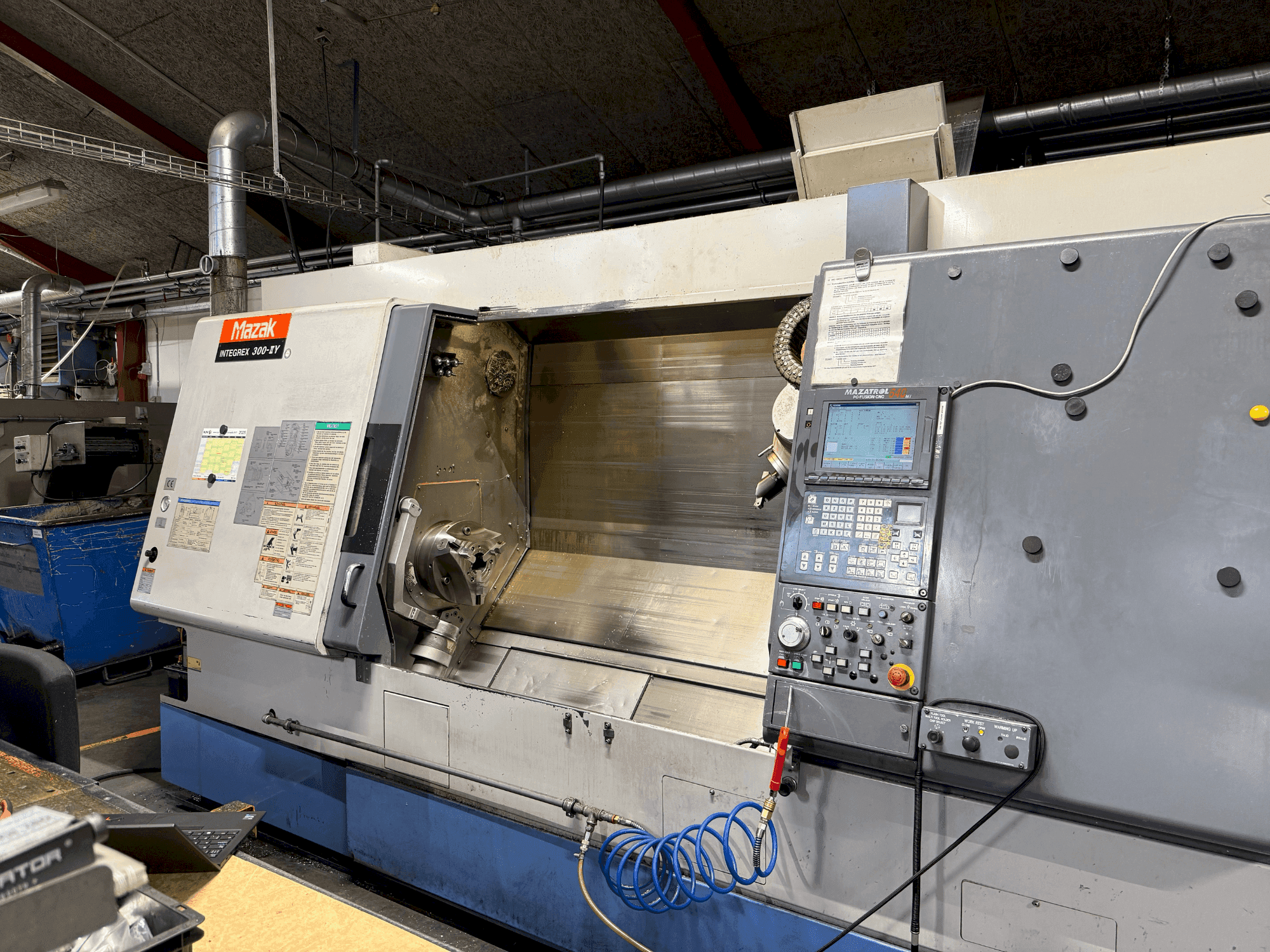 Vue de face de la machine Mazak Integrex 300-IIY (2002)