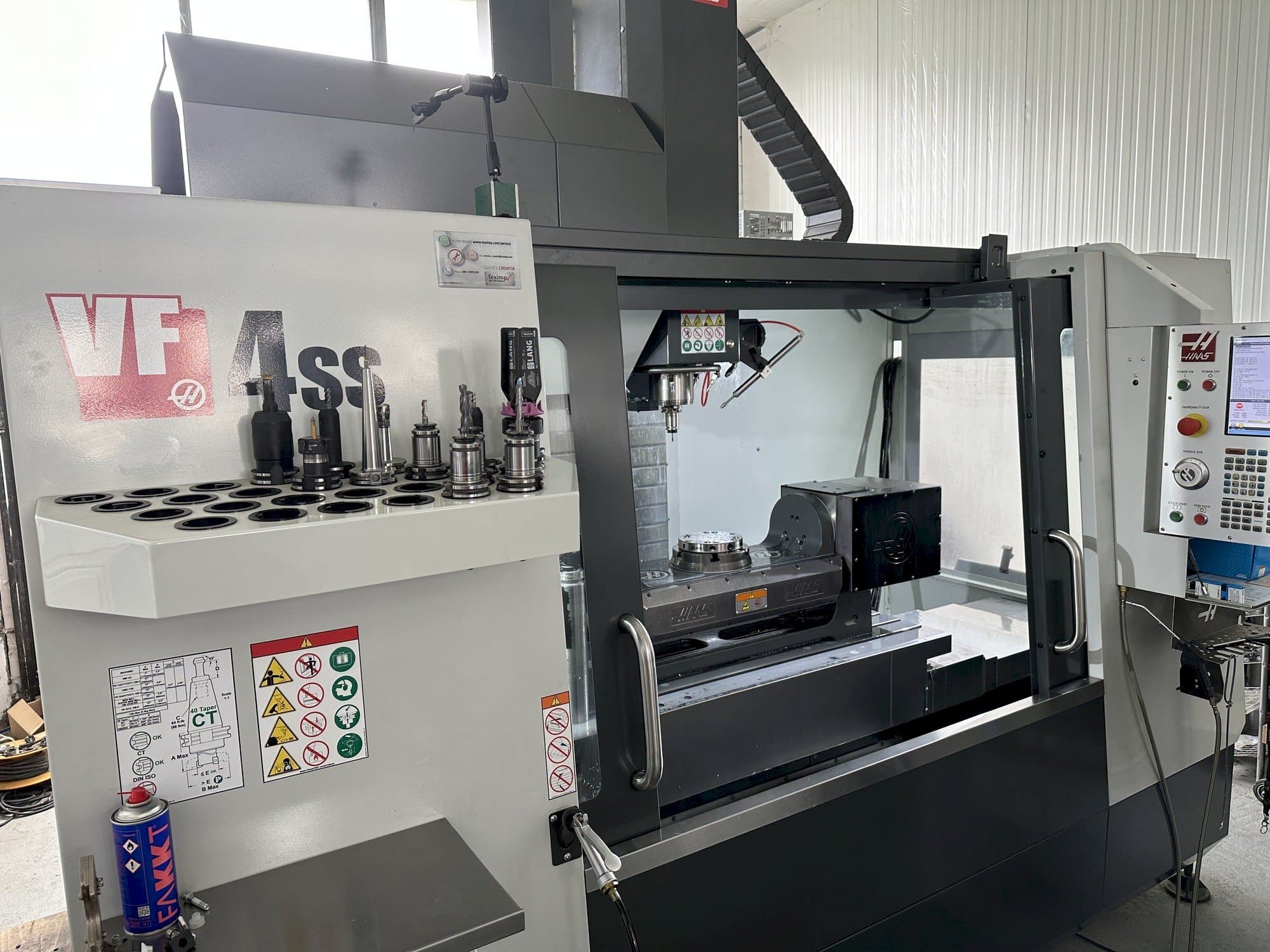 Vue gauche de la machine HAAS VF-4SS