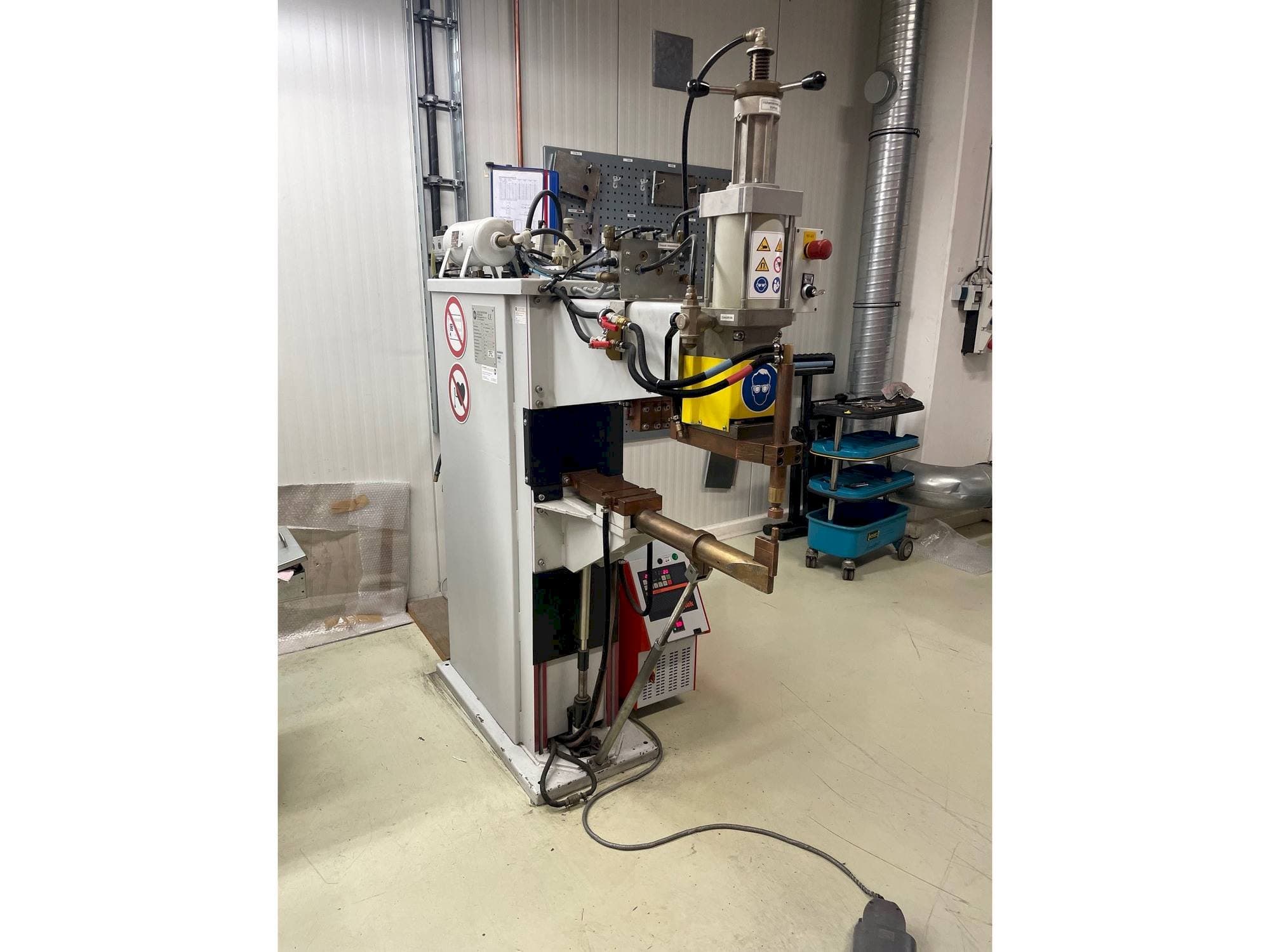 Vue de face de la machine ESD 8212 S