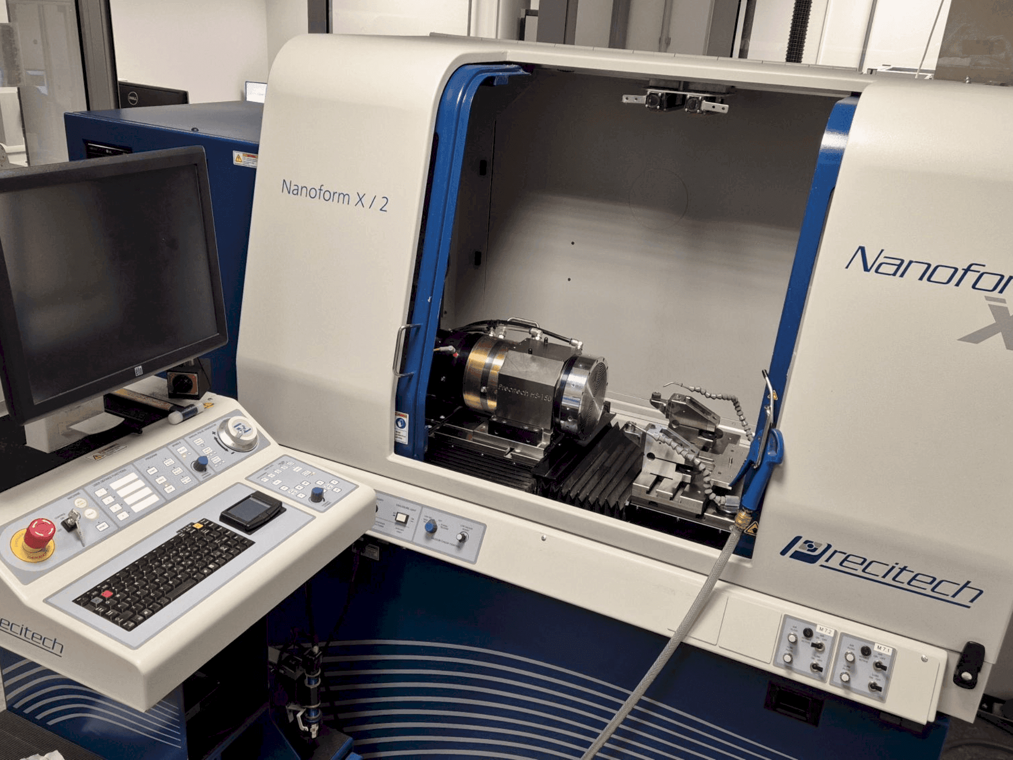 Vue de face de la machine PRECITECH Nanoform X