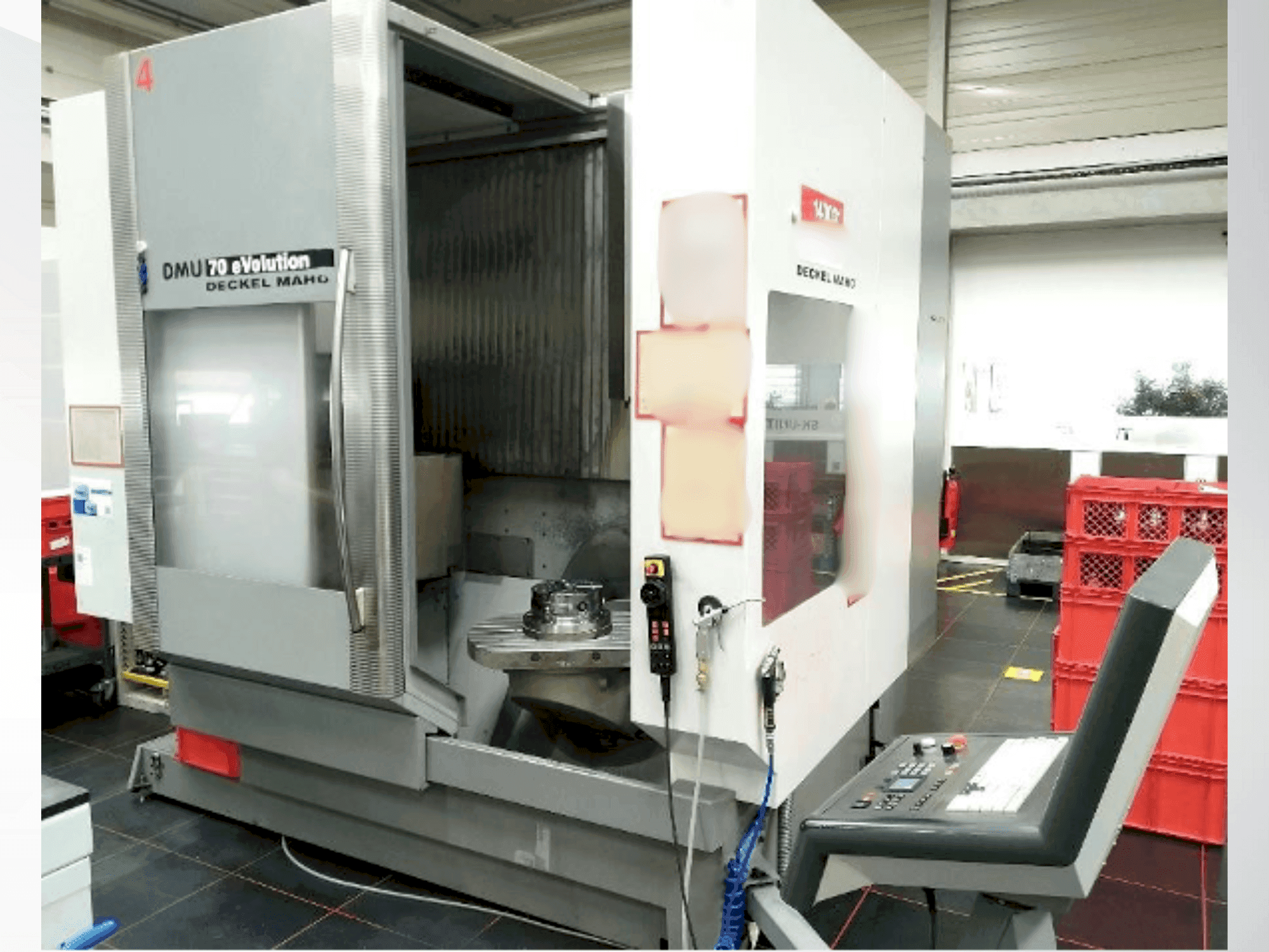 Vue de face de la machine DECKEL DMU 70 eVolution