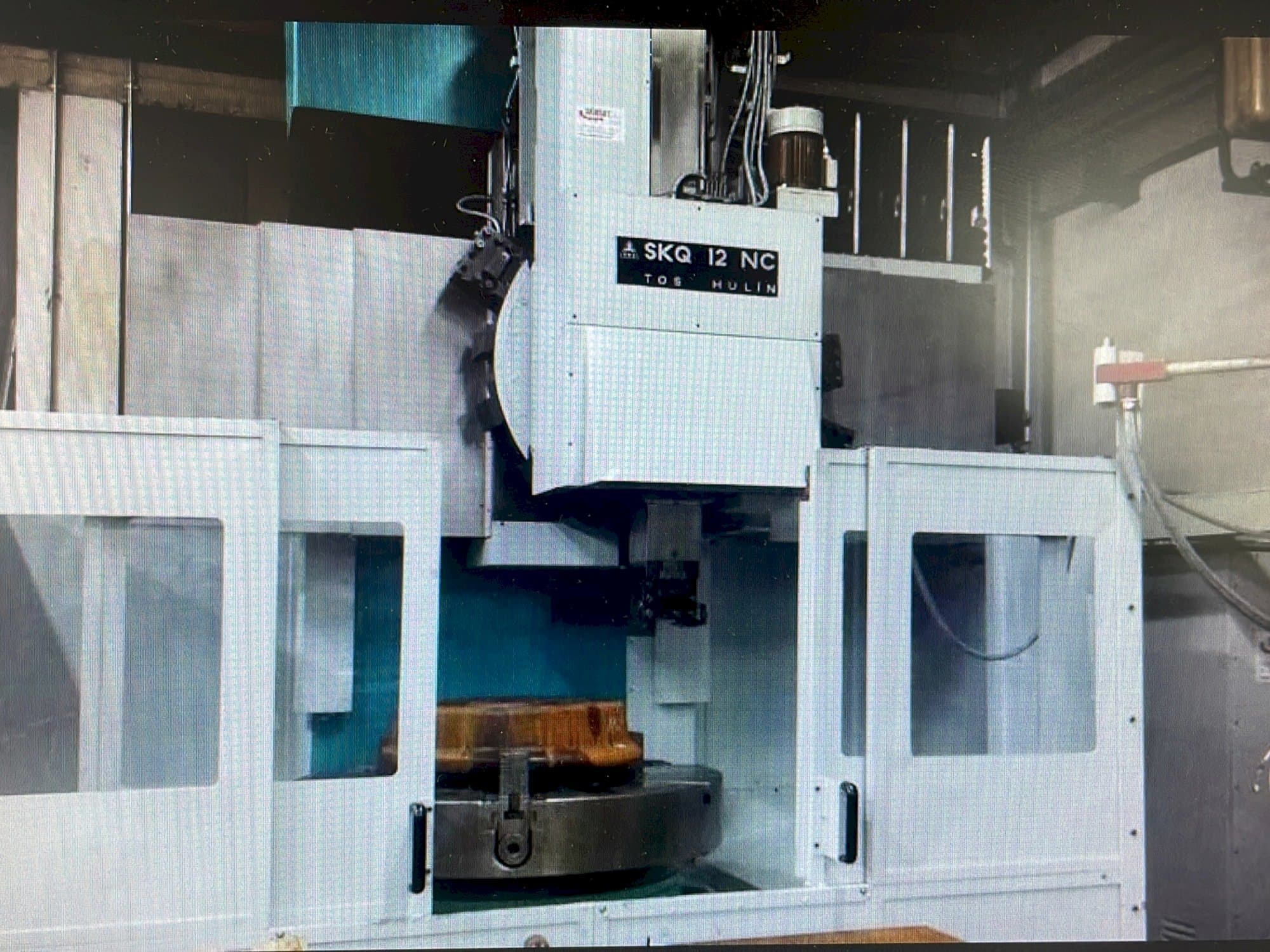 Vue de face de la machine TOS SKQ 12 NC