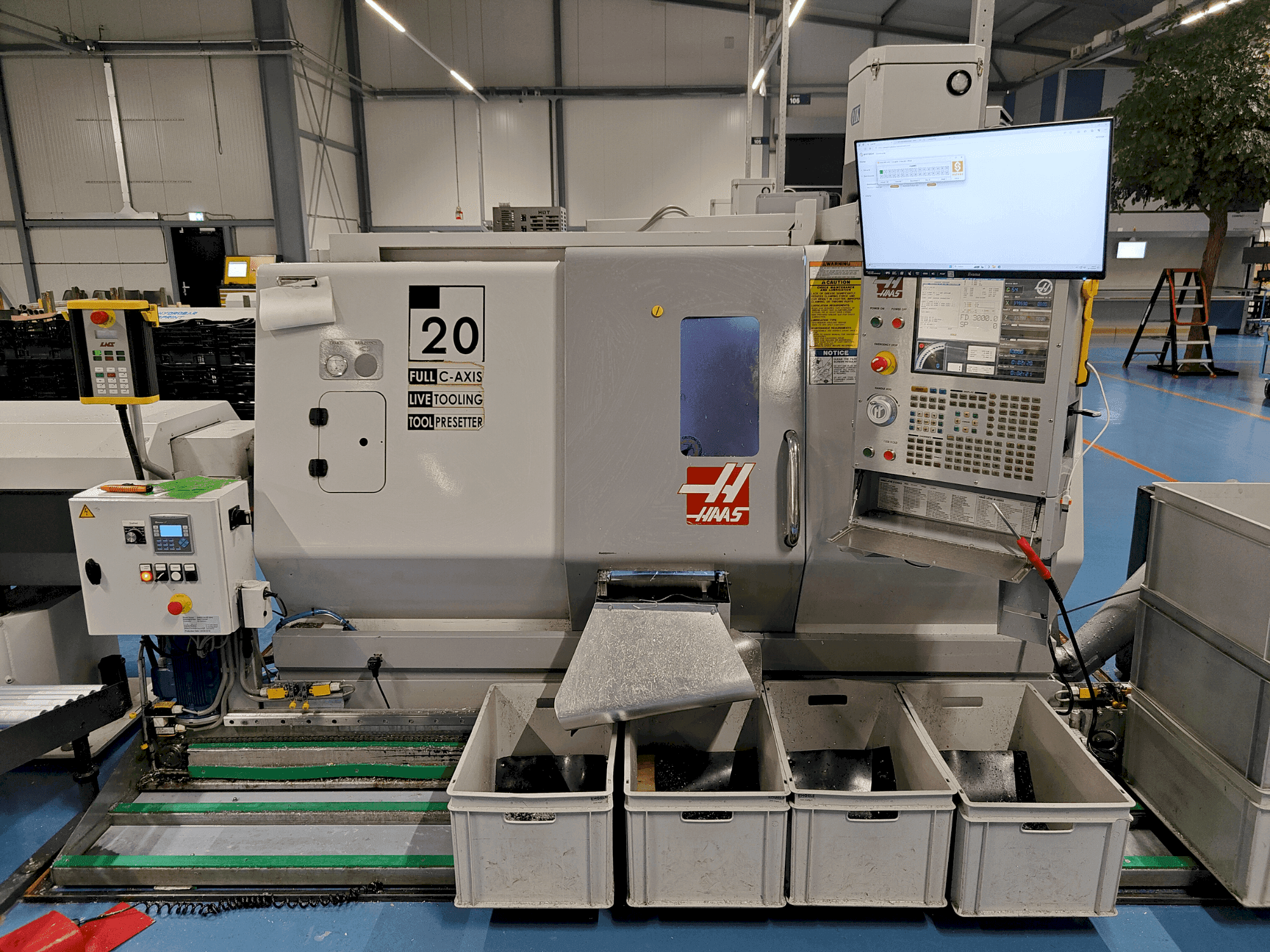 Vue de face de la machine HAAS SL-20HE (2006)