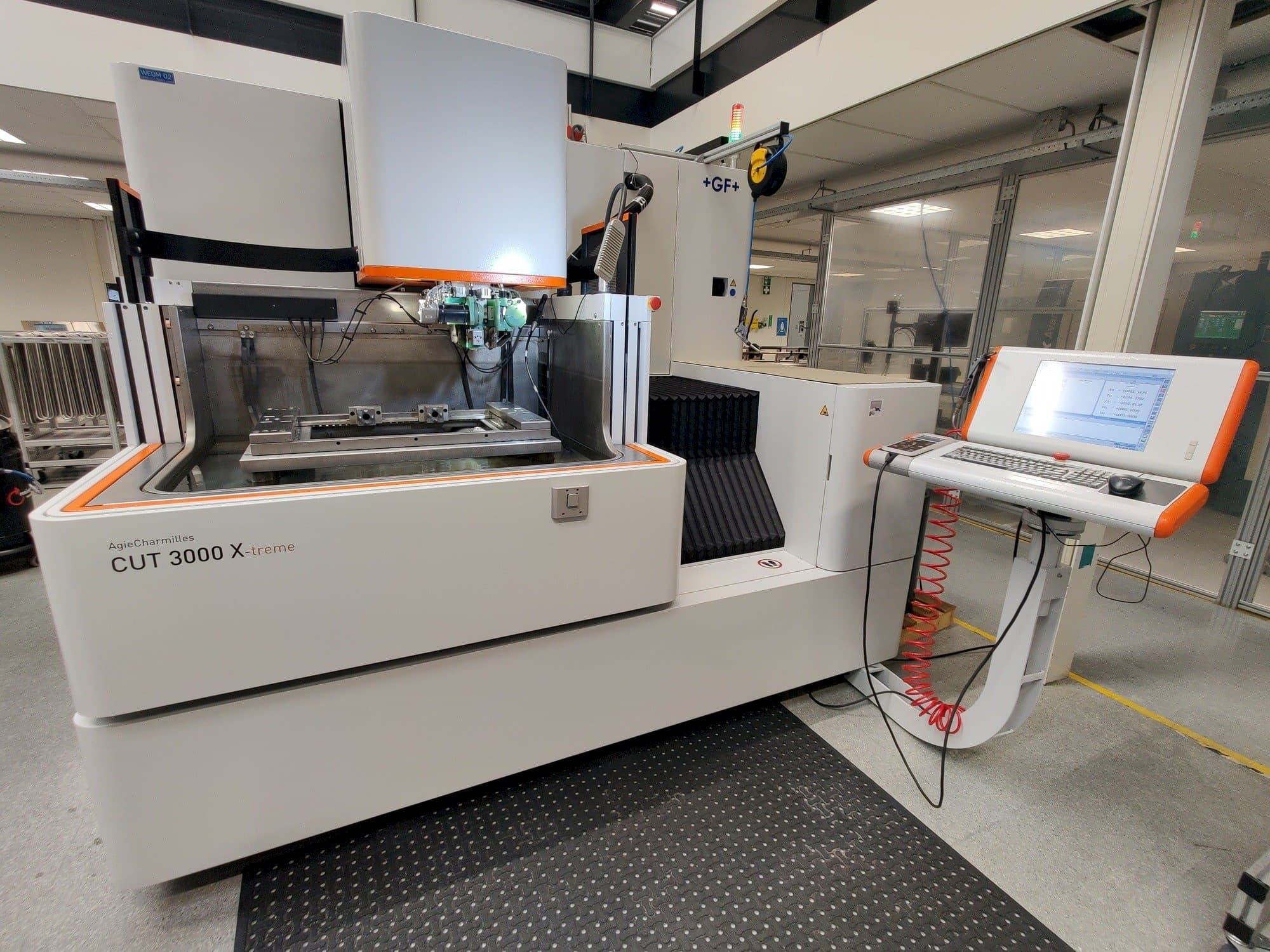 Vue de face de la machine GF AgieCharmilles CUT 3000 X