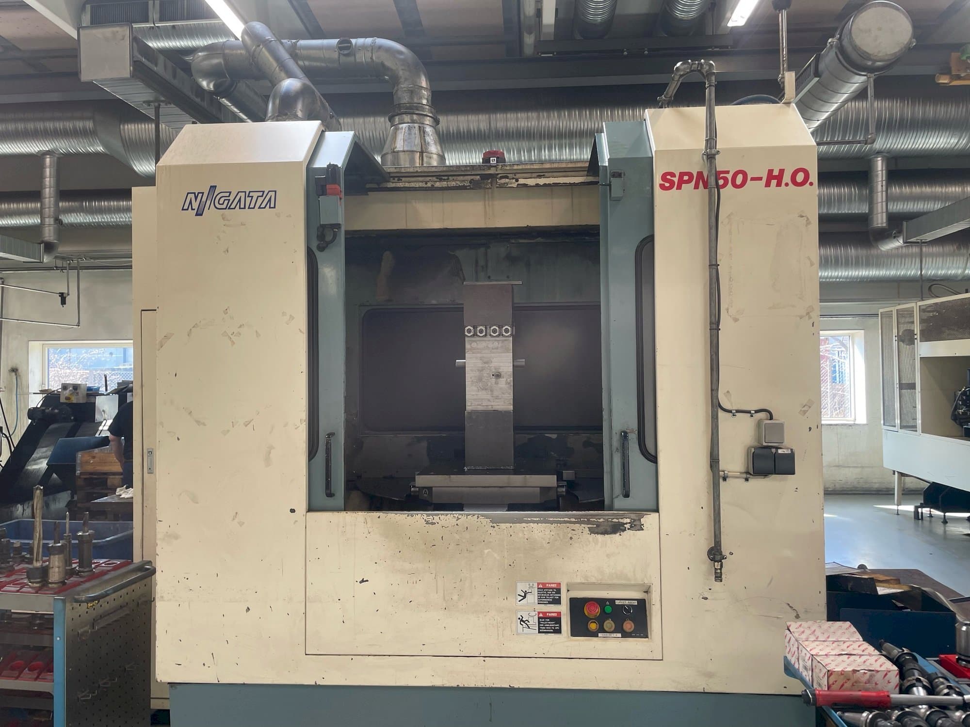 Vue de face de la machine Niigata SPN 50-HO