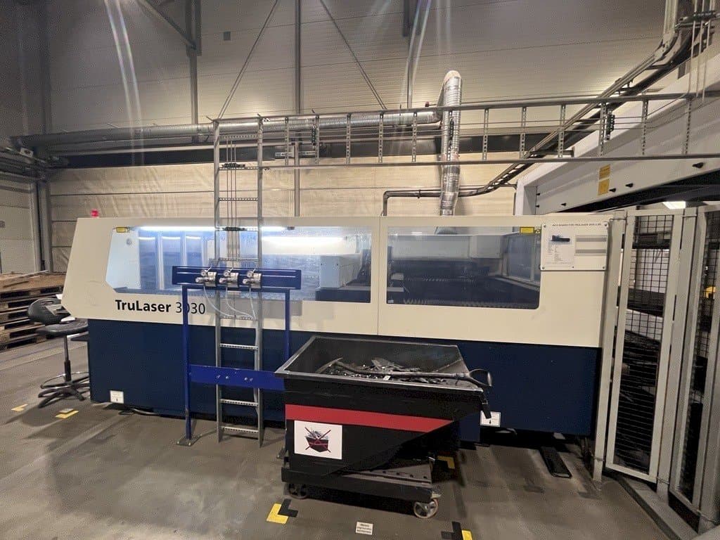 Vue de face de la machine TRUMPF TruLaser 3030 L30