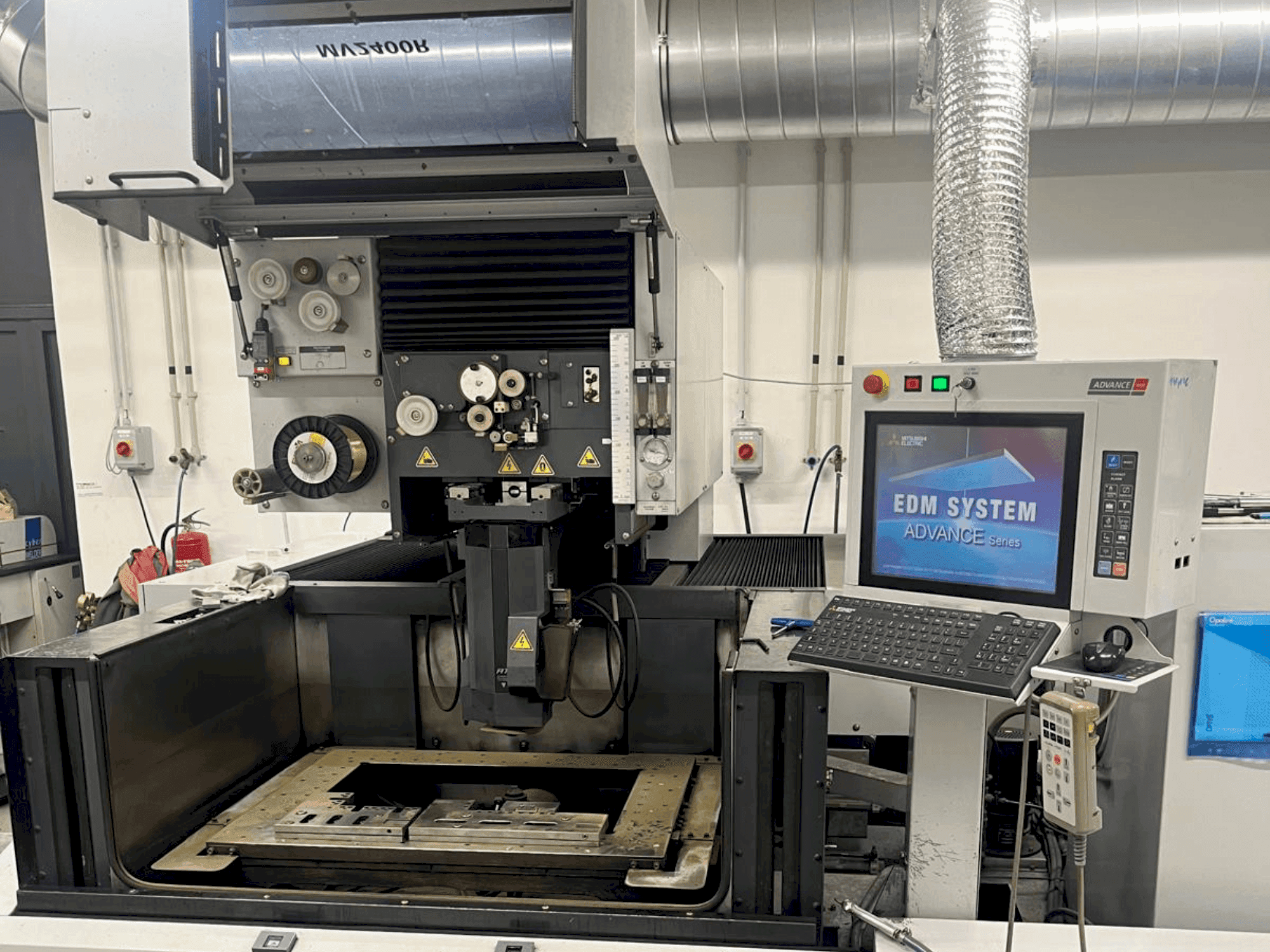 Vue de face de la machine Mitsubishi MV2400 R