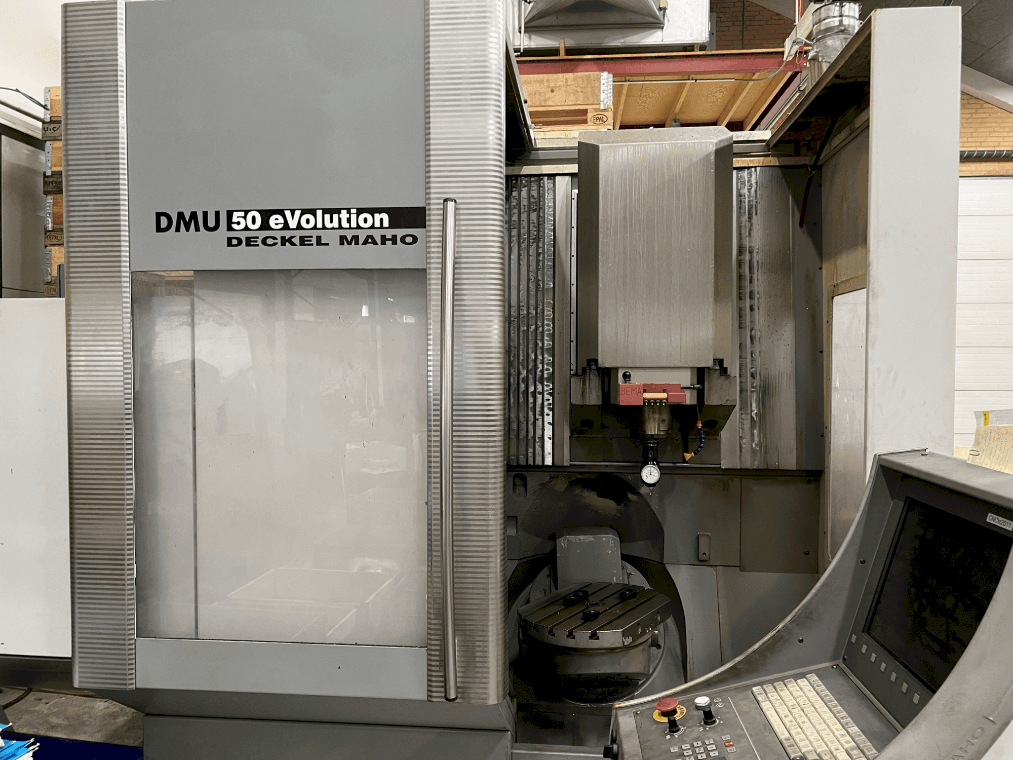 Vue de face de la machine DECKEL MAHO DMU 50 eVolution