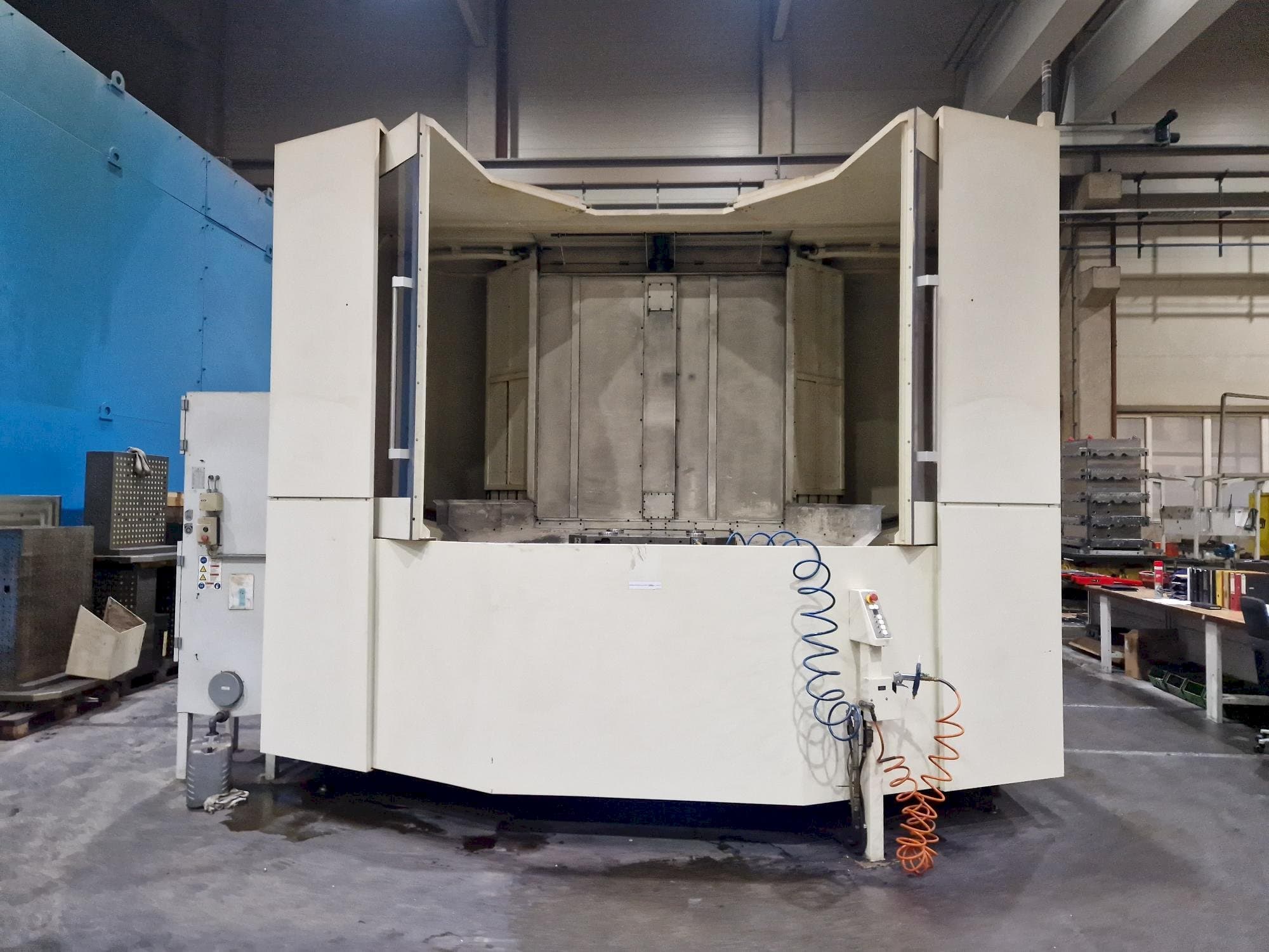 Vue de face de la machine Makino a120nx