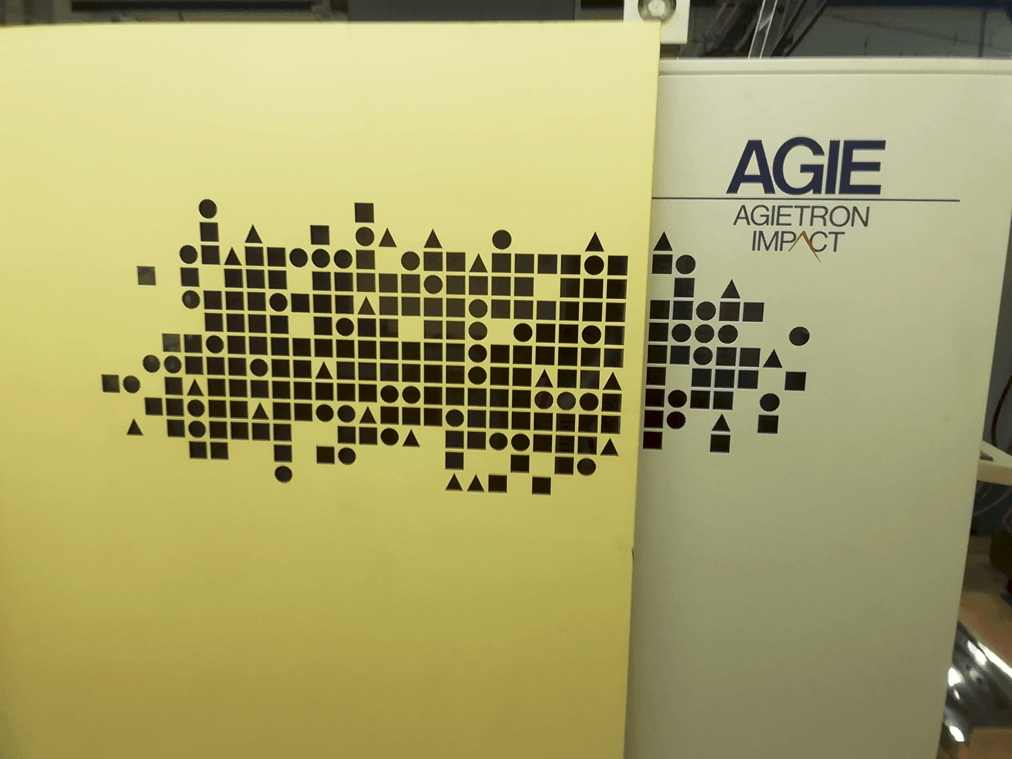 Vue de face de la machine AGIE Agierten Impact 2