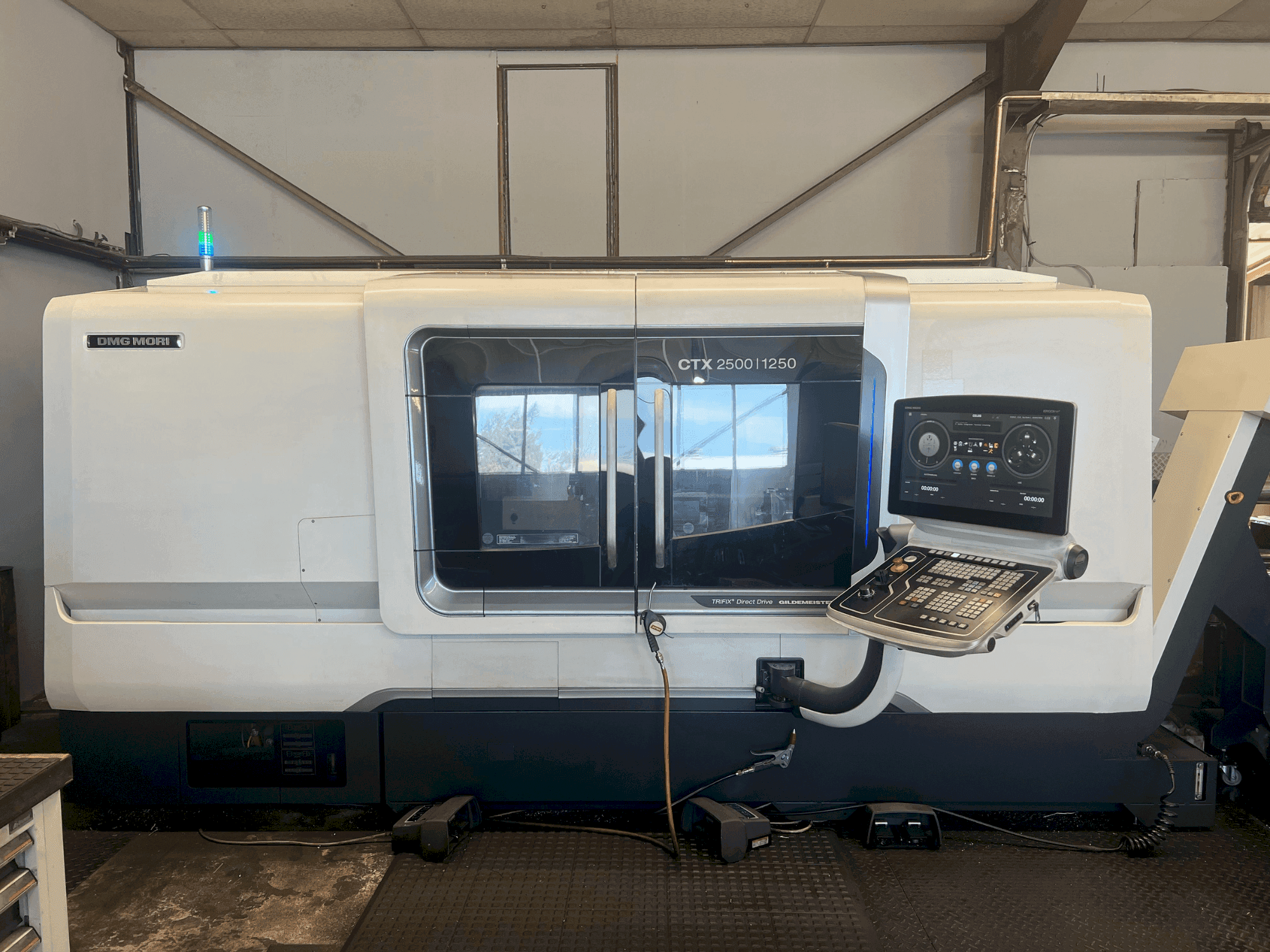 Vue de face de la machine DMG MORI CTX 2500/1250